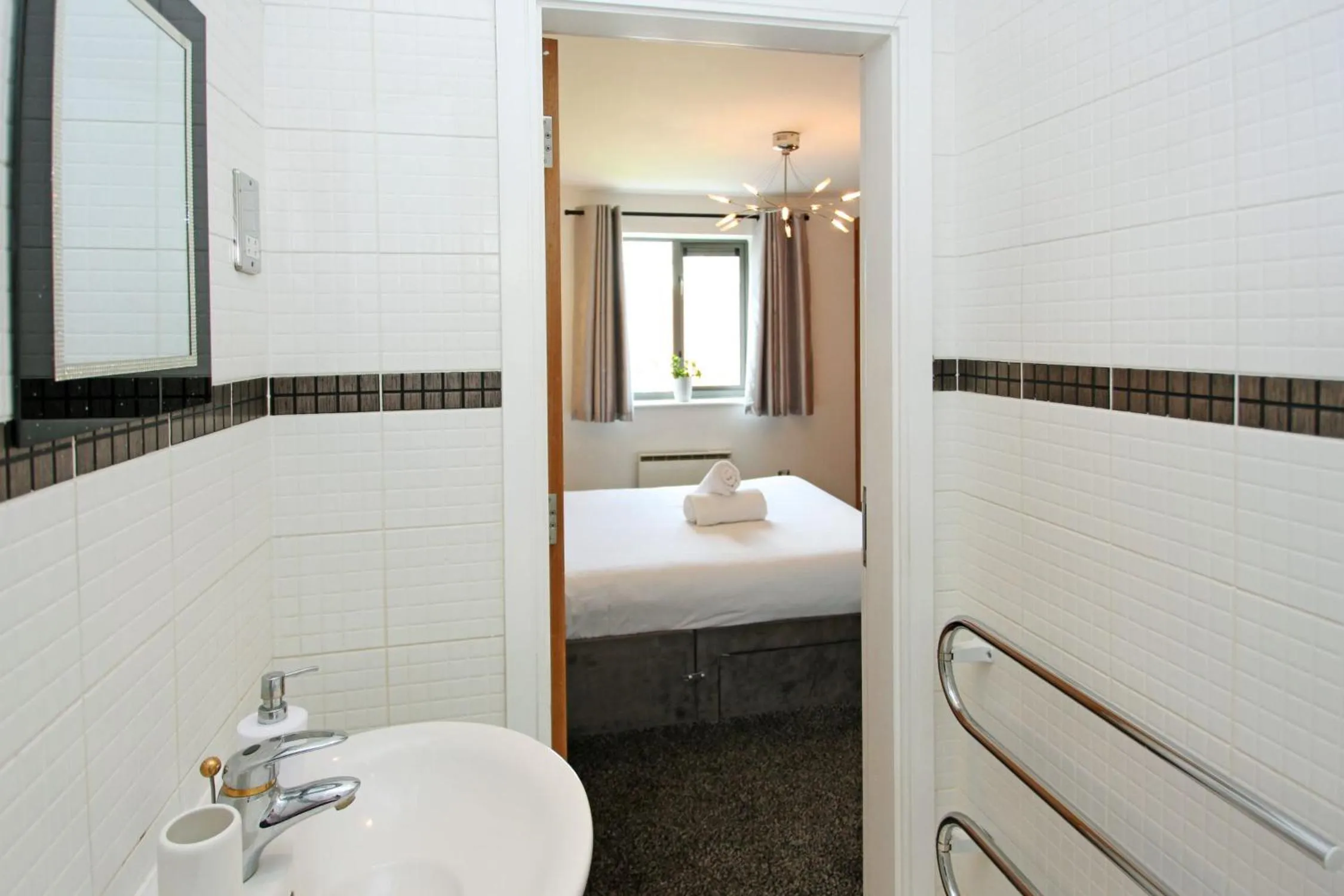 Bathroom, Bed in Albion Street Apartments
