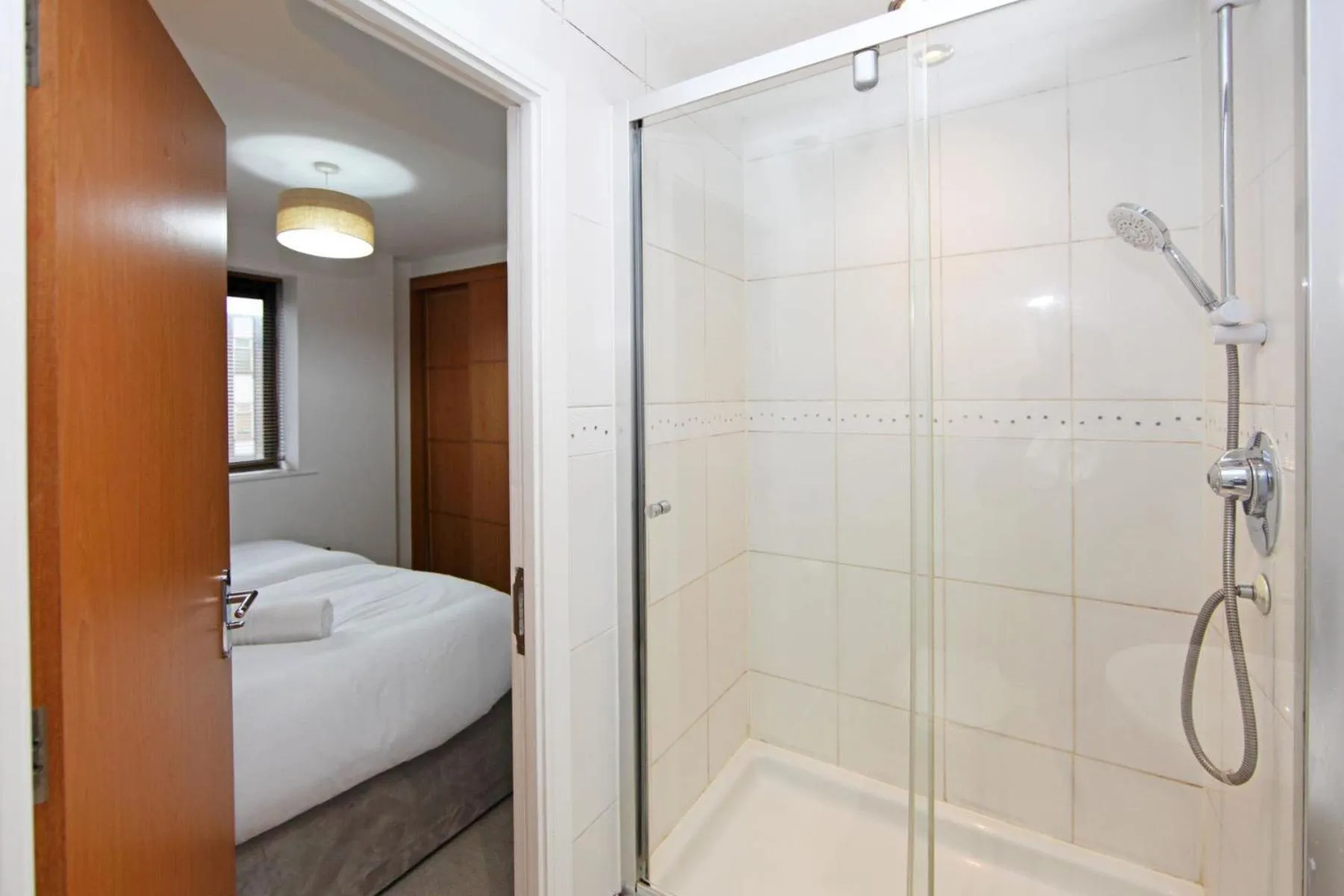 Bathroom, Bed in Albion Street Apartments