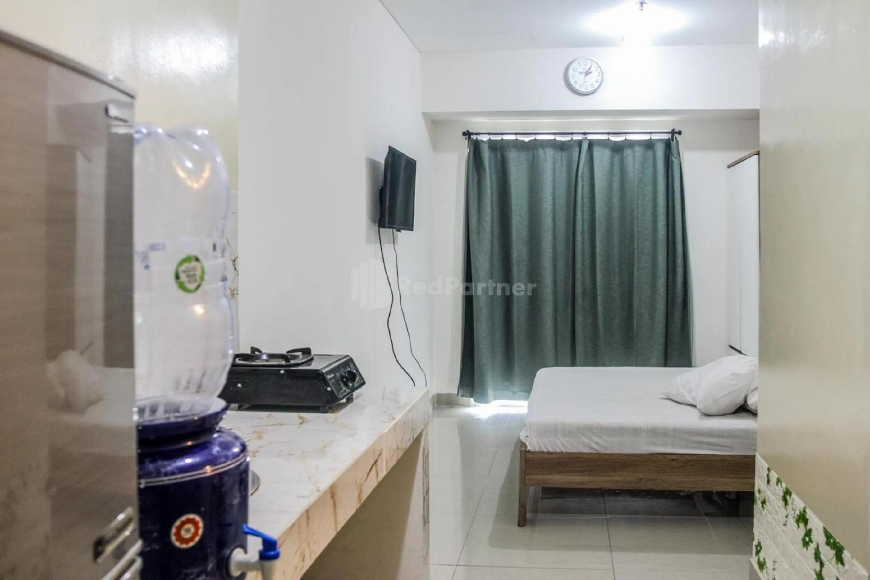 Bedroom, Bed in RedLiving Apartemen Paradise Mansion - Gunawan