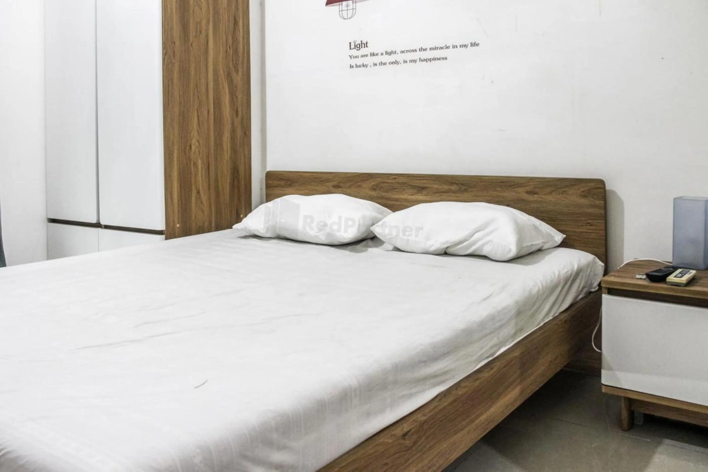 Bedroom, Bed in RedLiving Apartemen Paradise Mansion - Gunawan