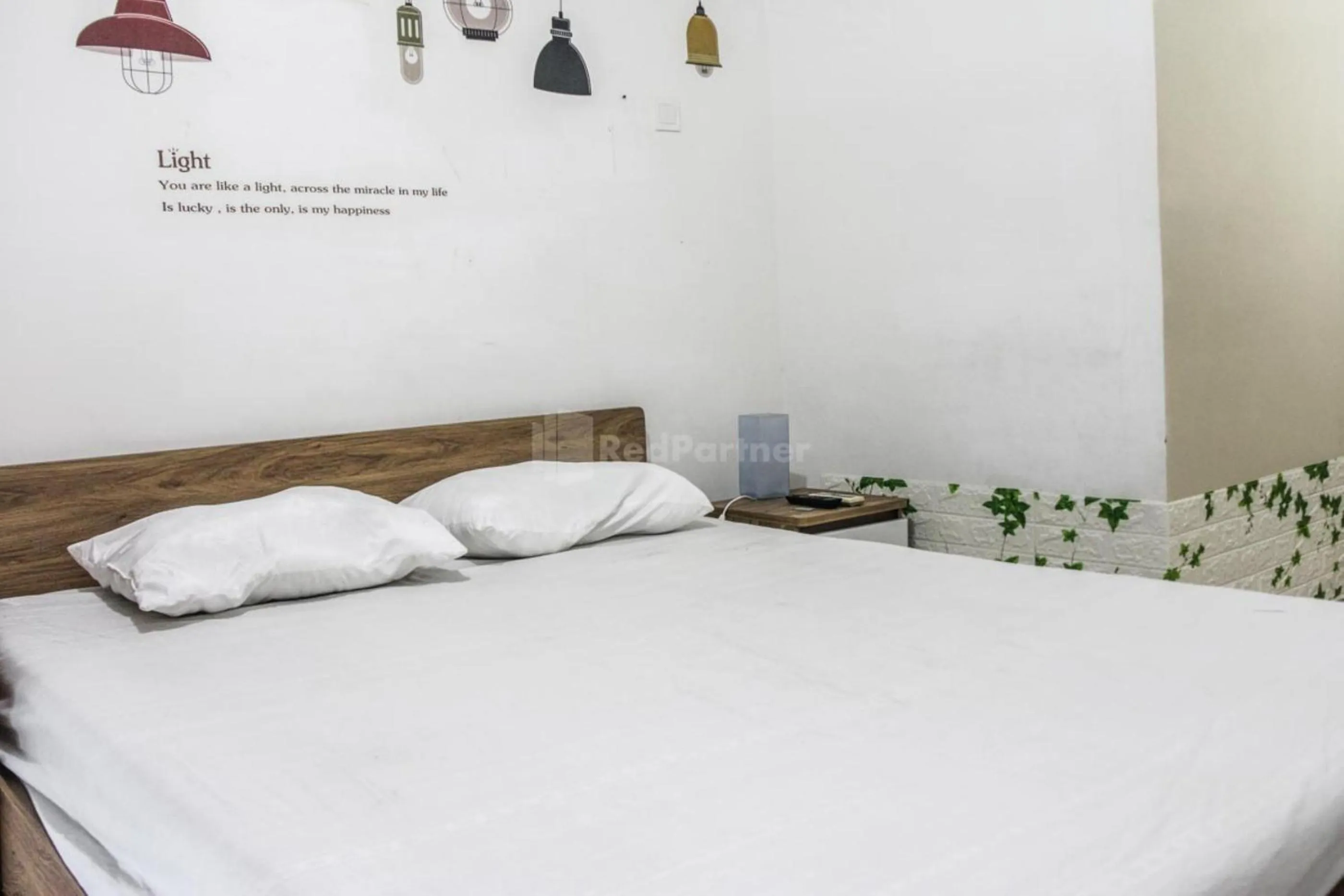 Bedroom, Bed in RedLiving Apartemen Paradise Mansion - Gunawan