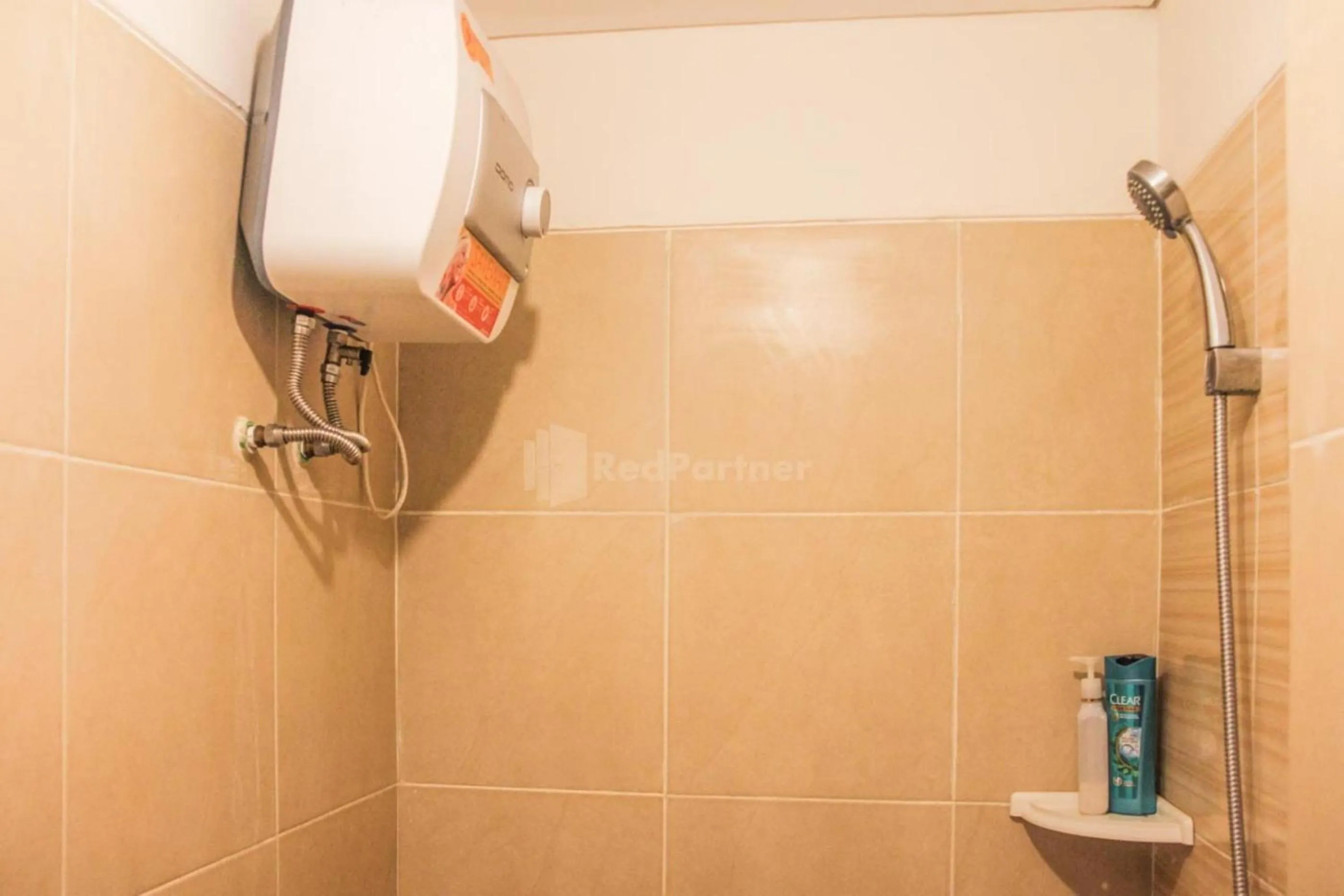 Bathroom in RedLiving Apartemen Paradise Mansion - Gunawan