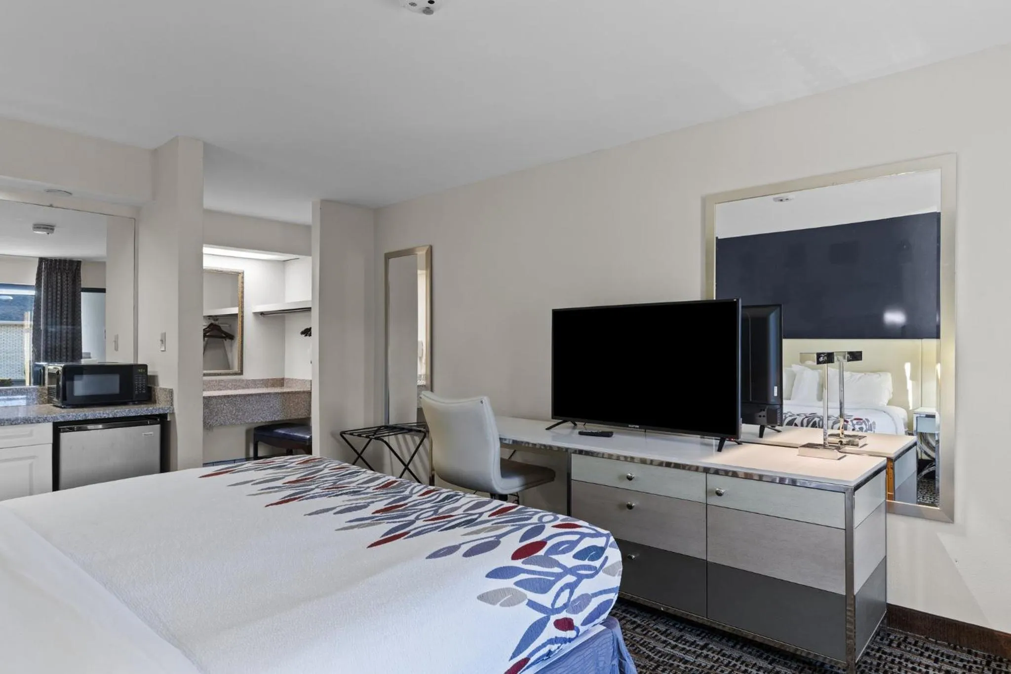 Bedroom, Bed in Garnet Inn & Suites, Morehead City near Atlantic Beach