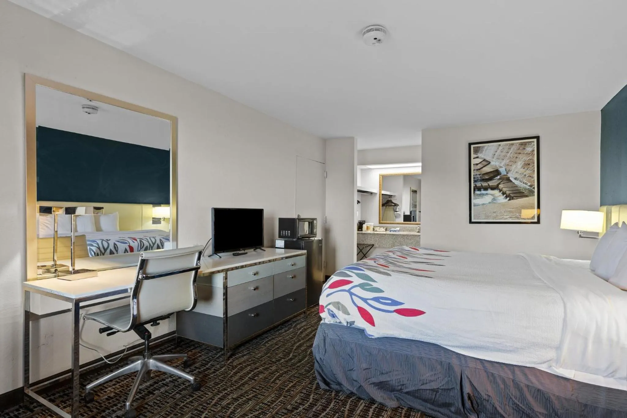 Bedroom, Bed in Garnet Inn & Suites, Morehead City near Atlantic Beach