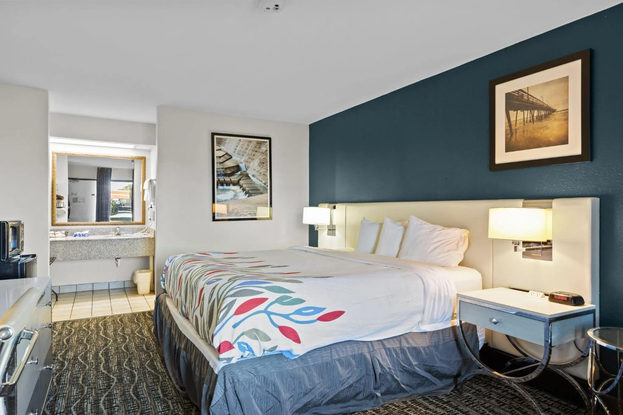 Bedroom, Bed in Garnet Inn & Suites, Morehead City near Atlantic Beach