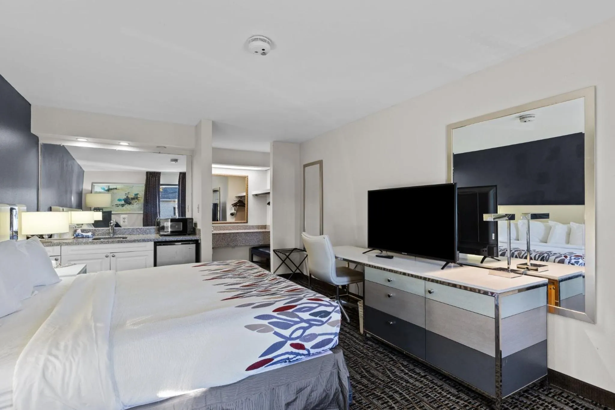 Bed in Garnet Inn & Suites, Morehead City near Atlantic Beach