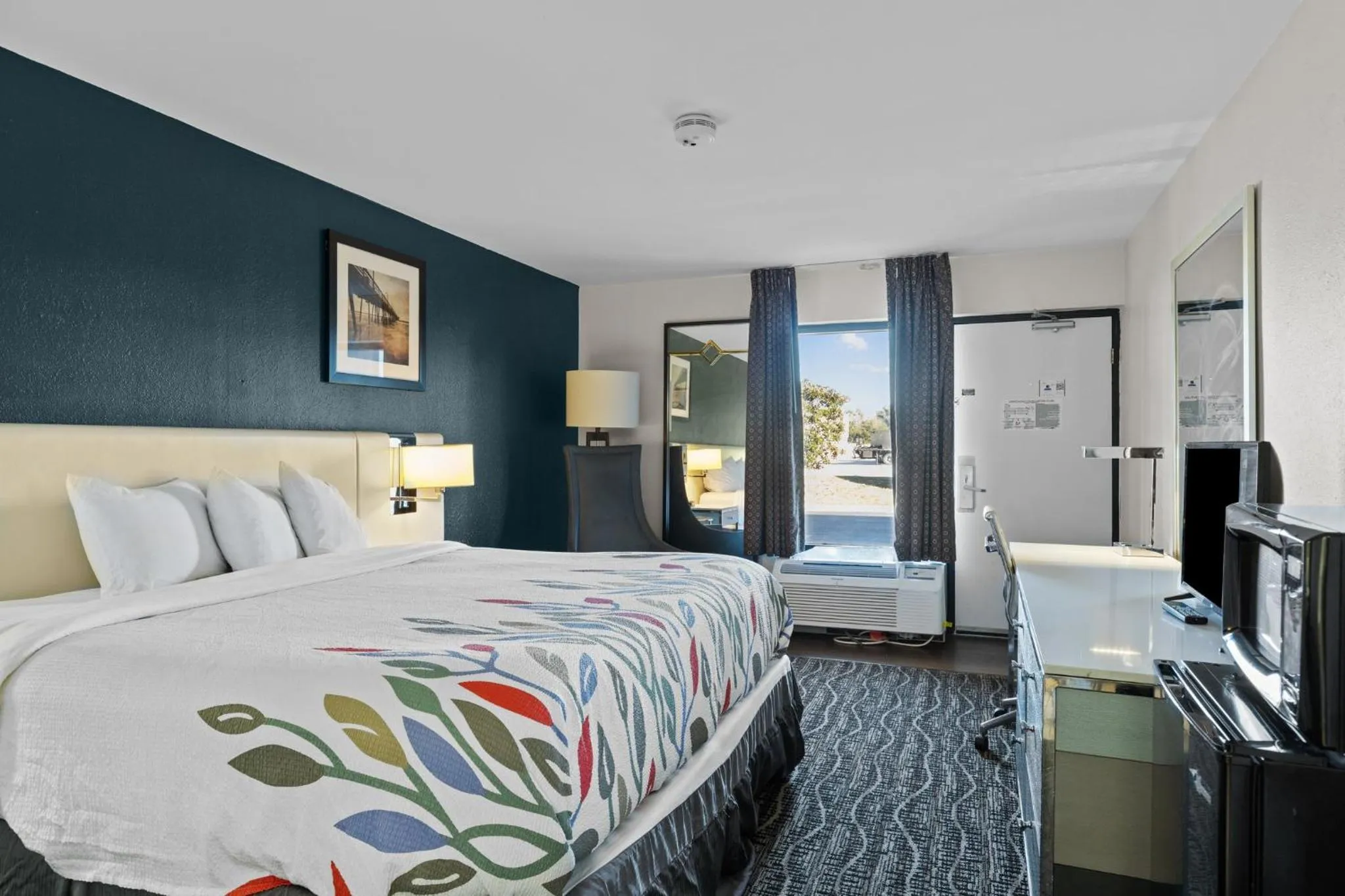 Bedroom, Bed in Garnet Inn & Suites, Morehead City near Atlantic Beach