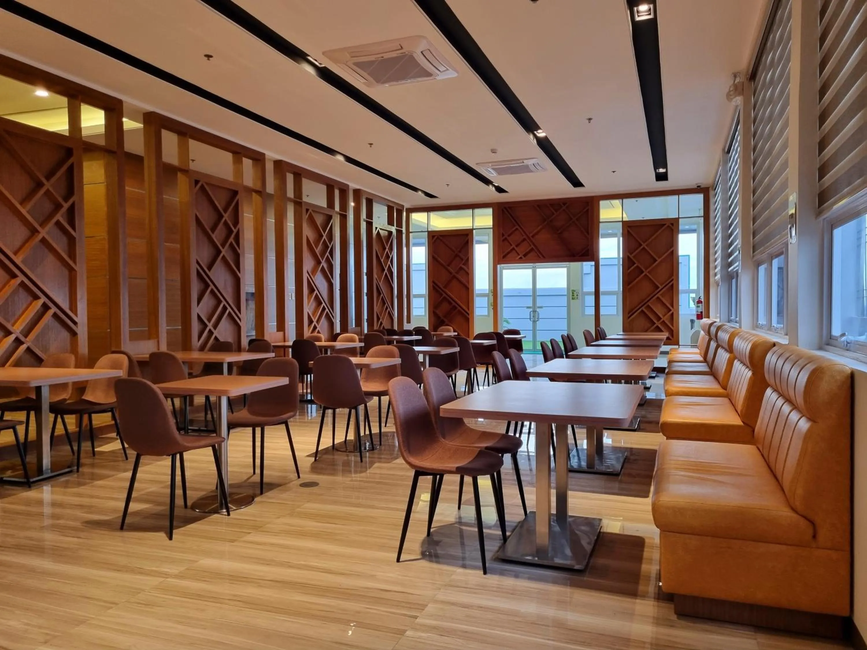 Restaurant/places to eat in ALVEA HOTEL