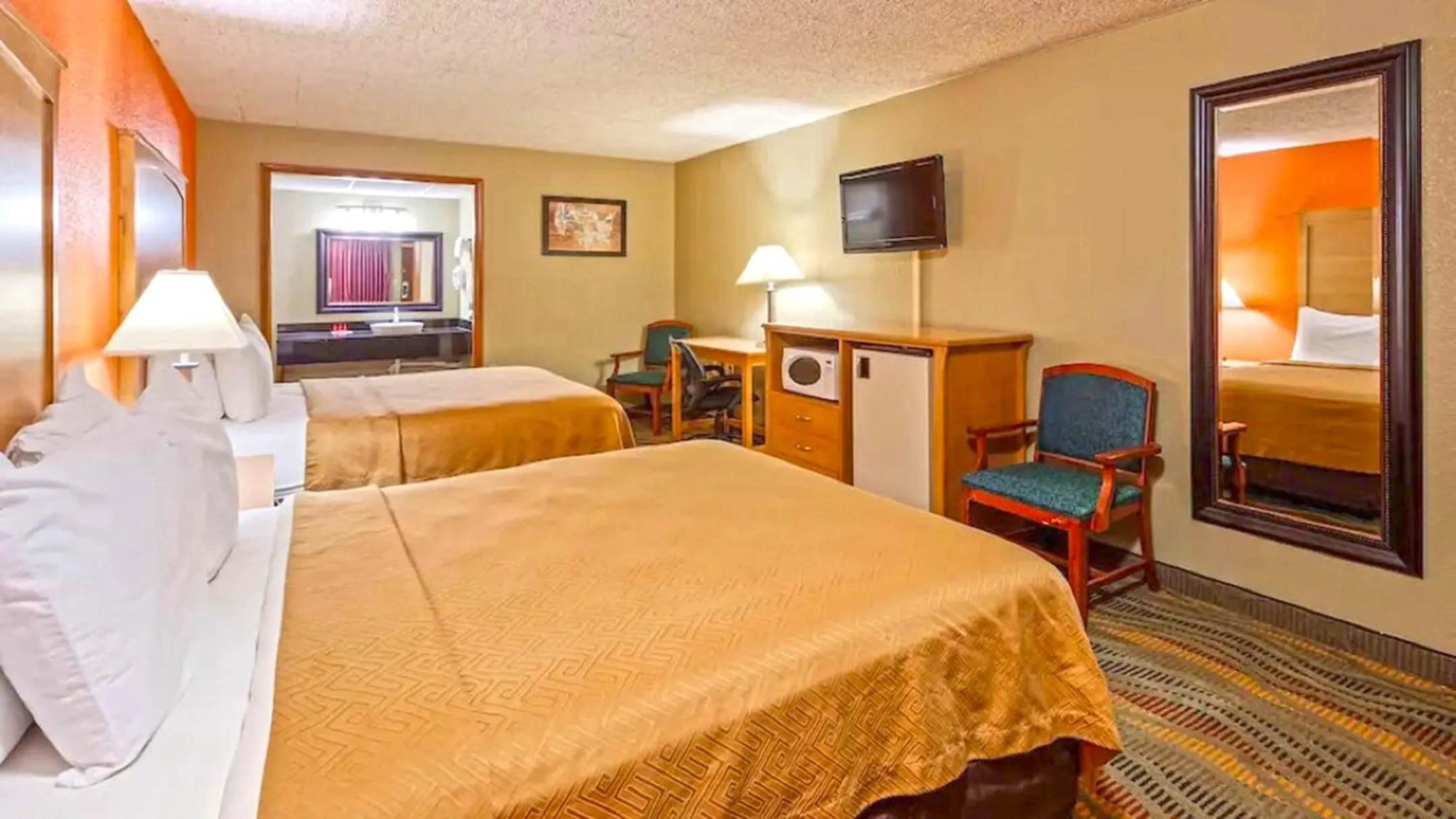 Photo of the whole room in Marifah Inn Salina