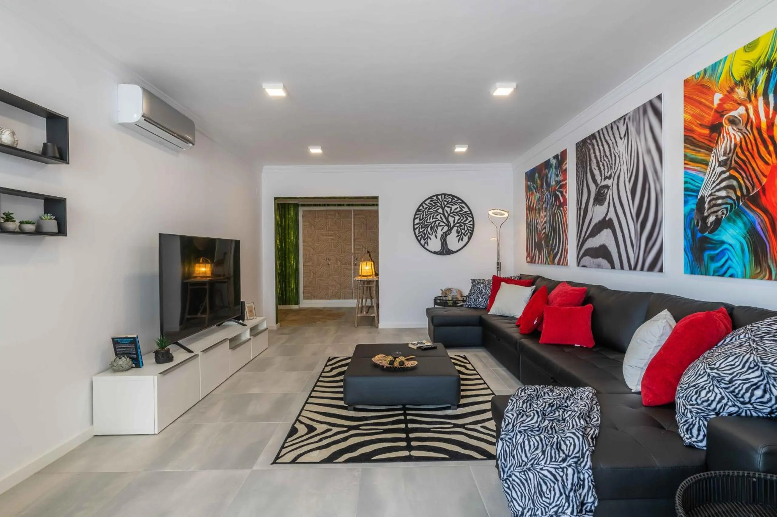 Communal lounge/ TV room in Salgados 2-Bedroom Apartment - 900m from the Beach - Wifi