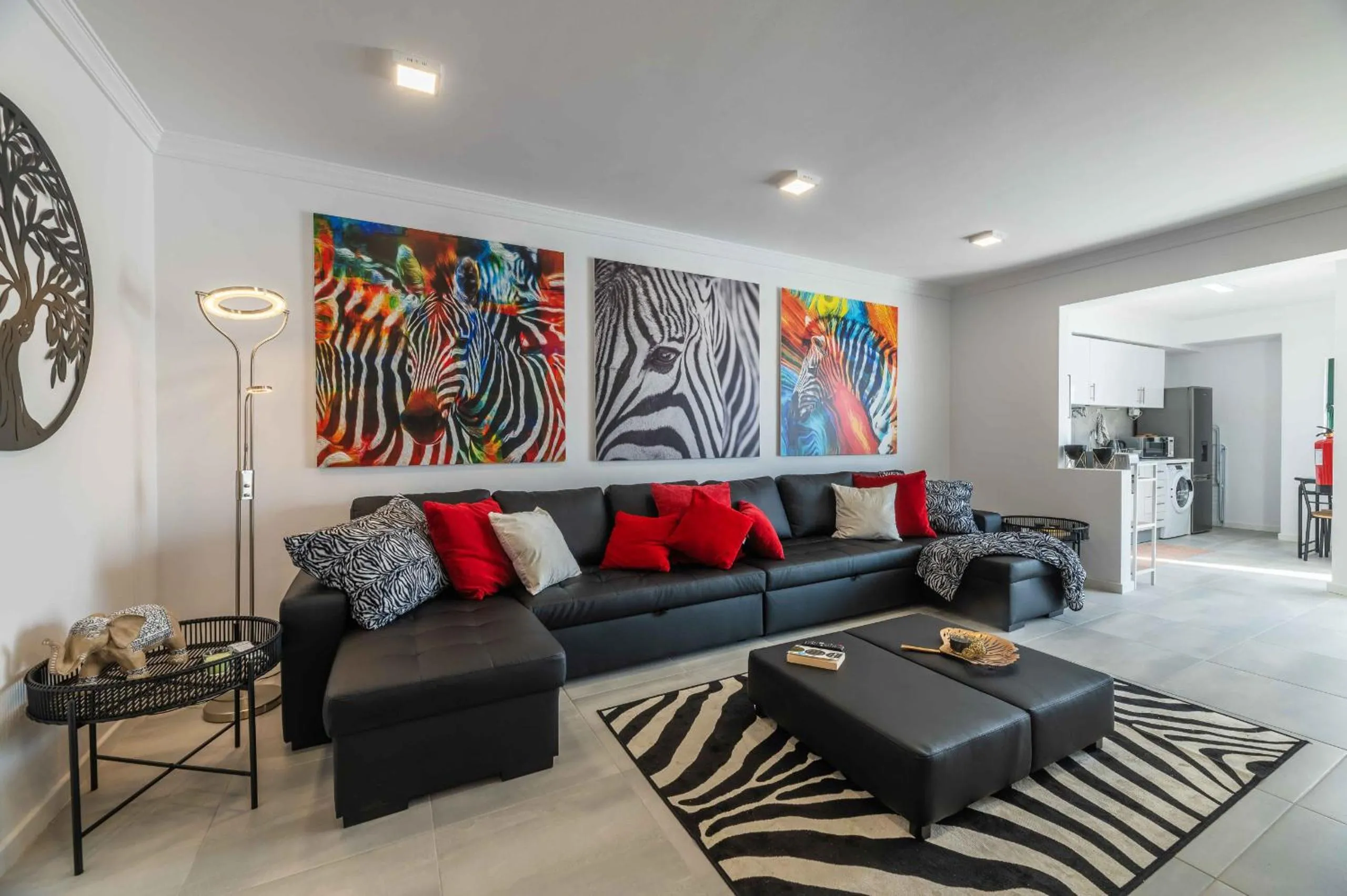 Communal lounge/ TV room in Salgados 2-Bedroom Apartment - 900m from the Beach - Wifi
