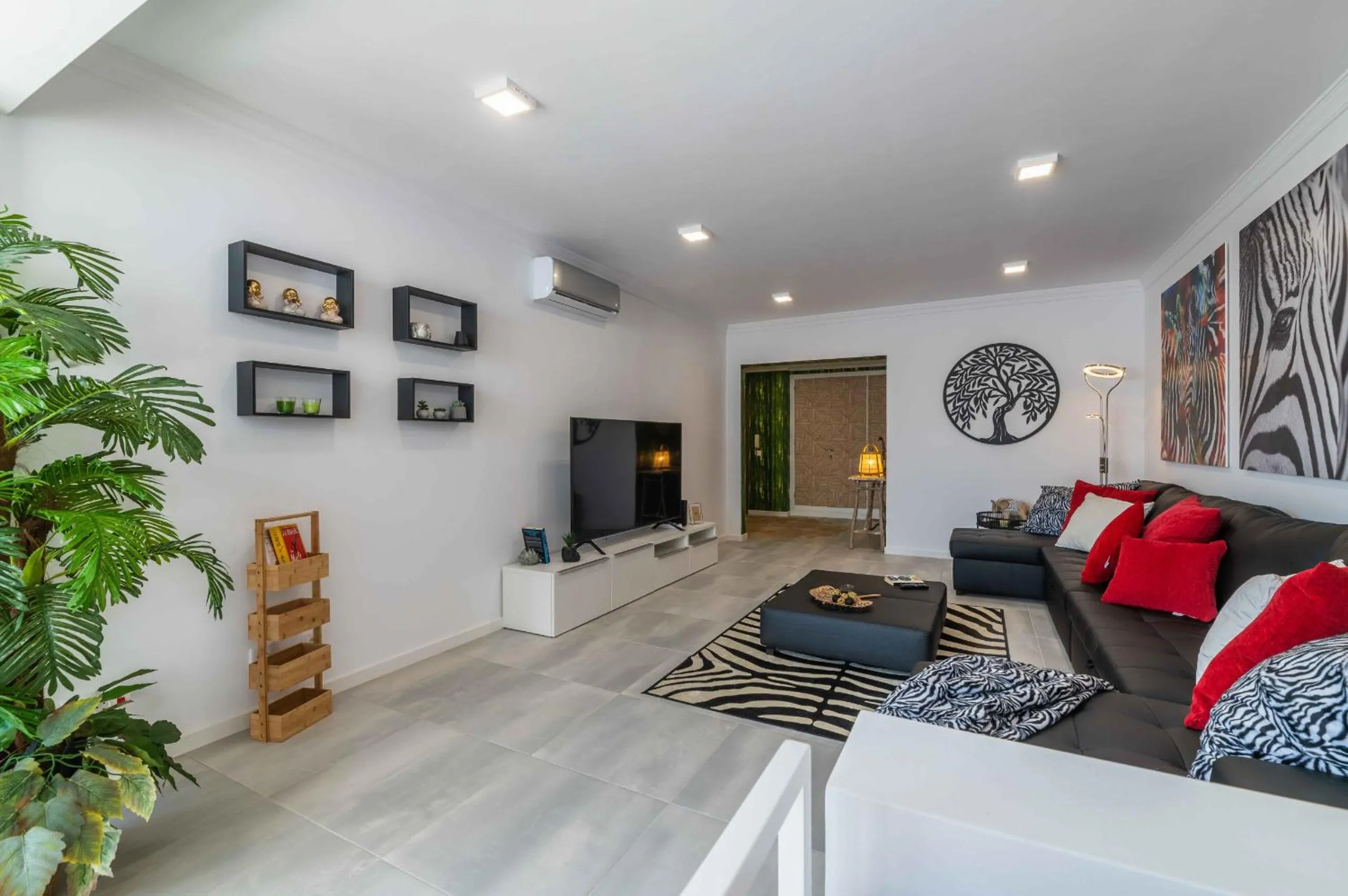 Communal lounge/ TV room in Salgados 2-Bedroom Apartment - 900m from the Beach - Wifi