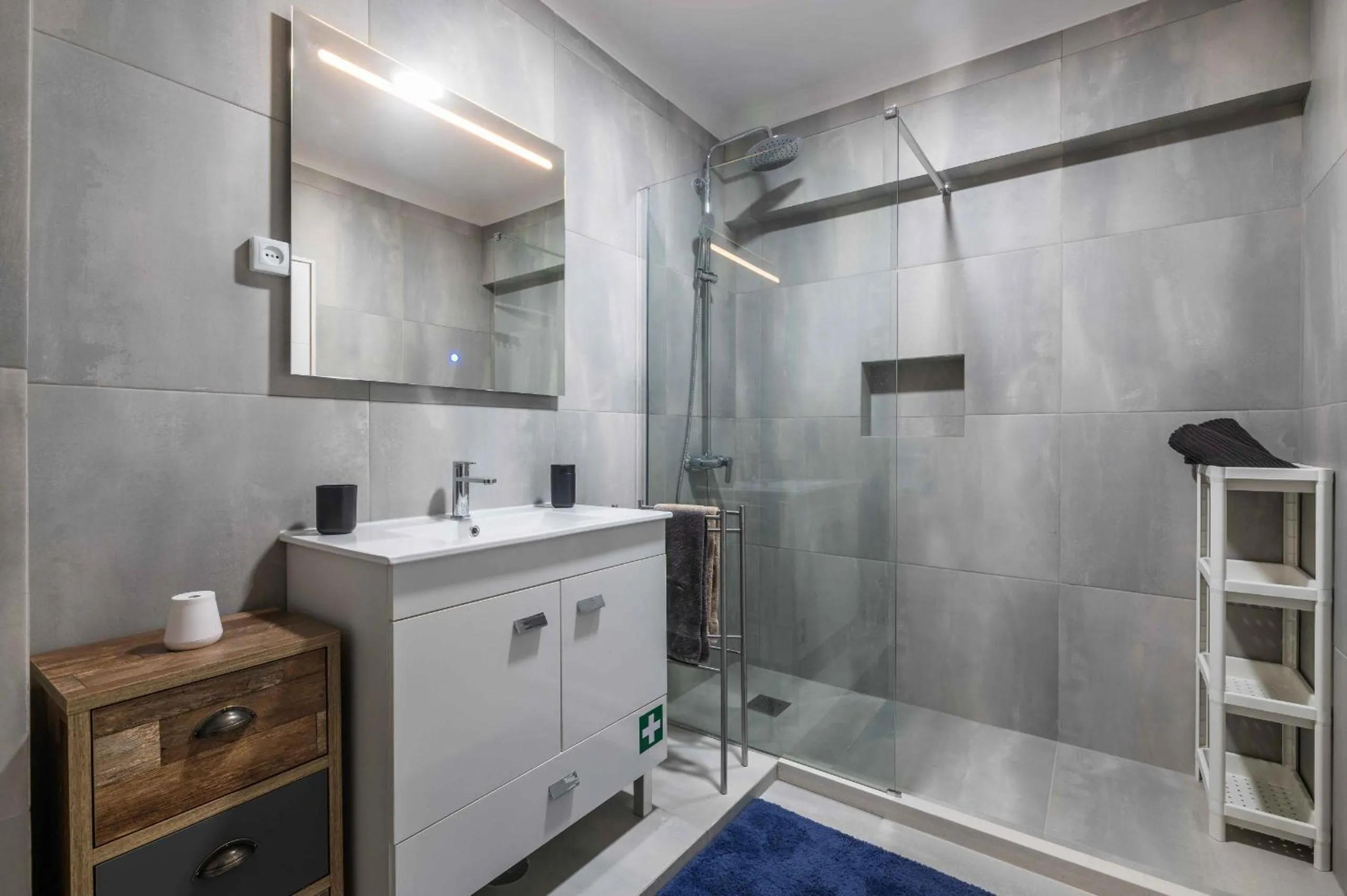 Bathroom in Salgados 2-Bedroom Apartment - 900m from the Beach - Wifi