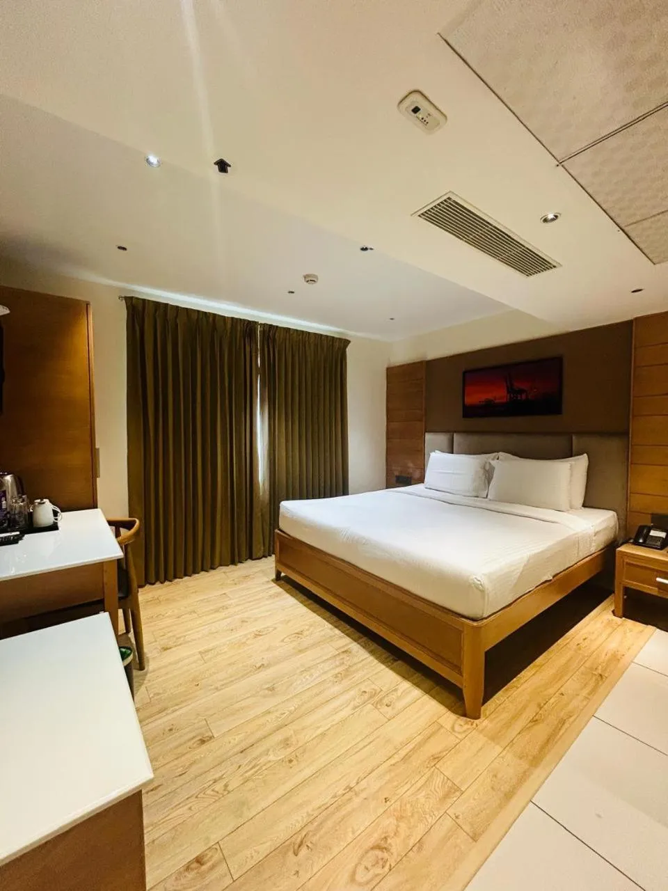 Bed in Townbridge Hotels & Suites