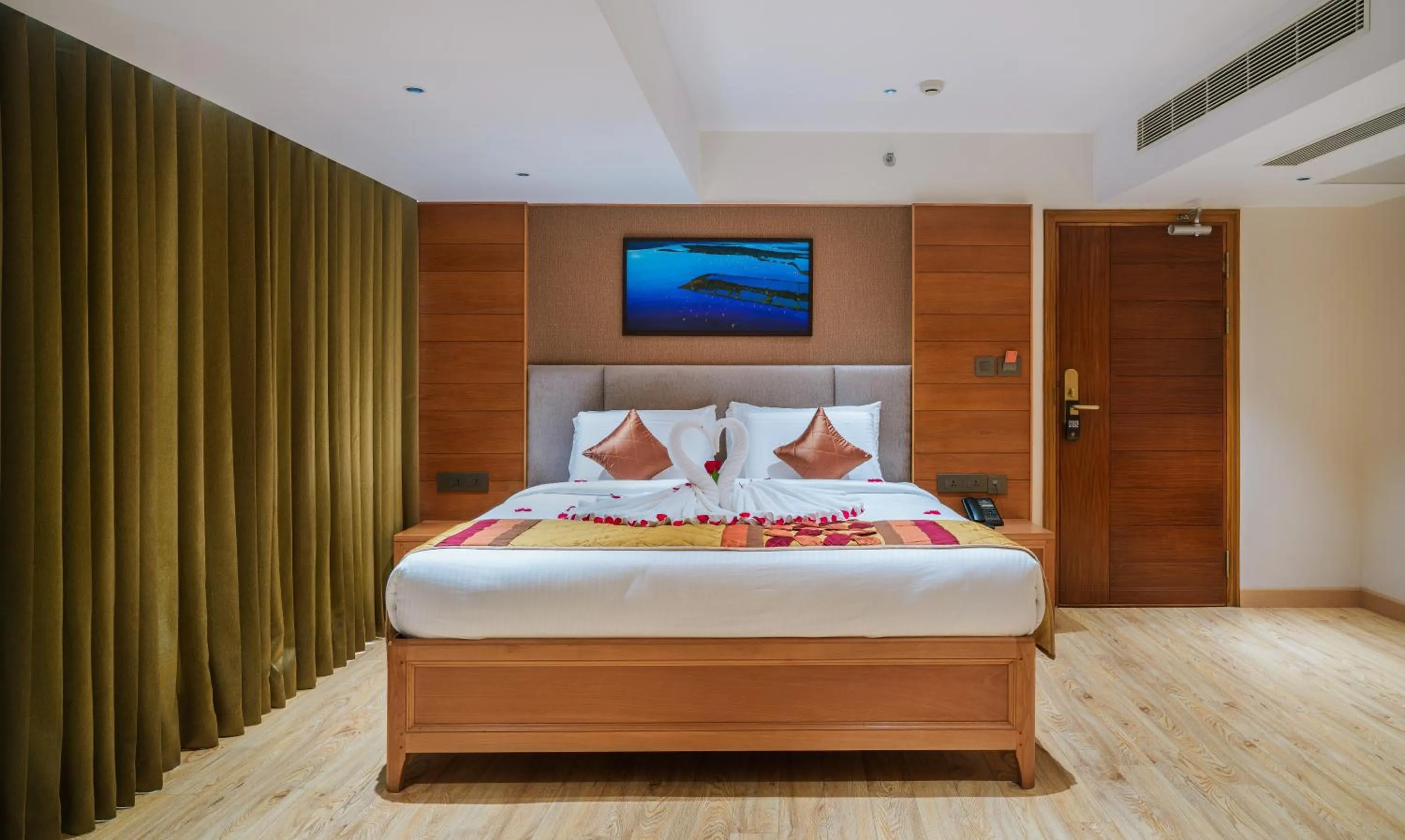 Bed in Townbridge Hotels & Suites