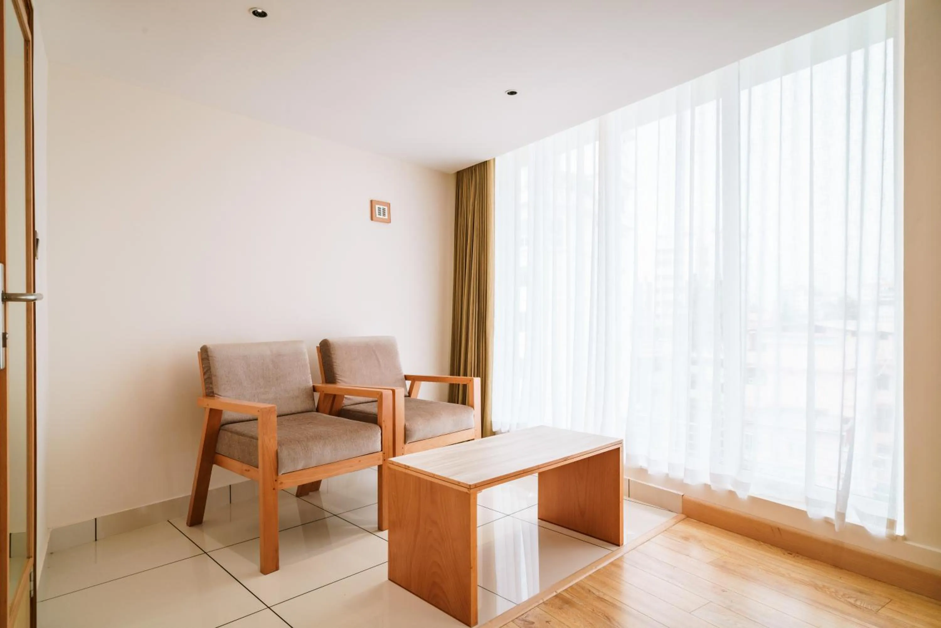 Seating area in Townbridge Hotels & Suites