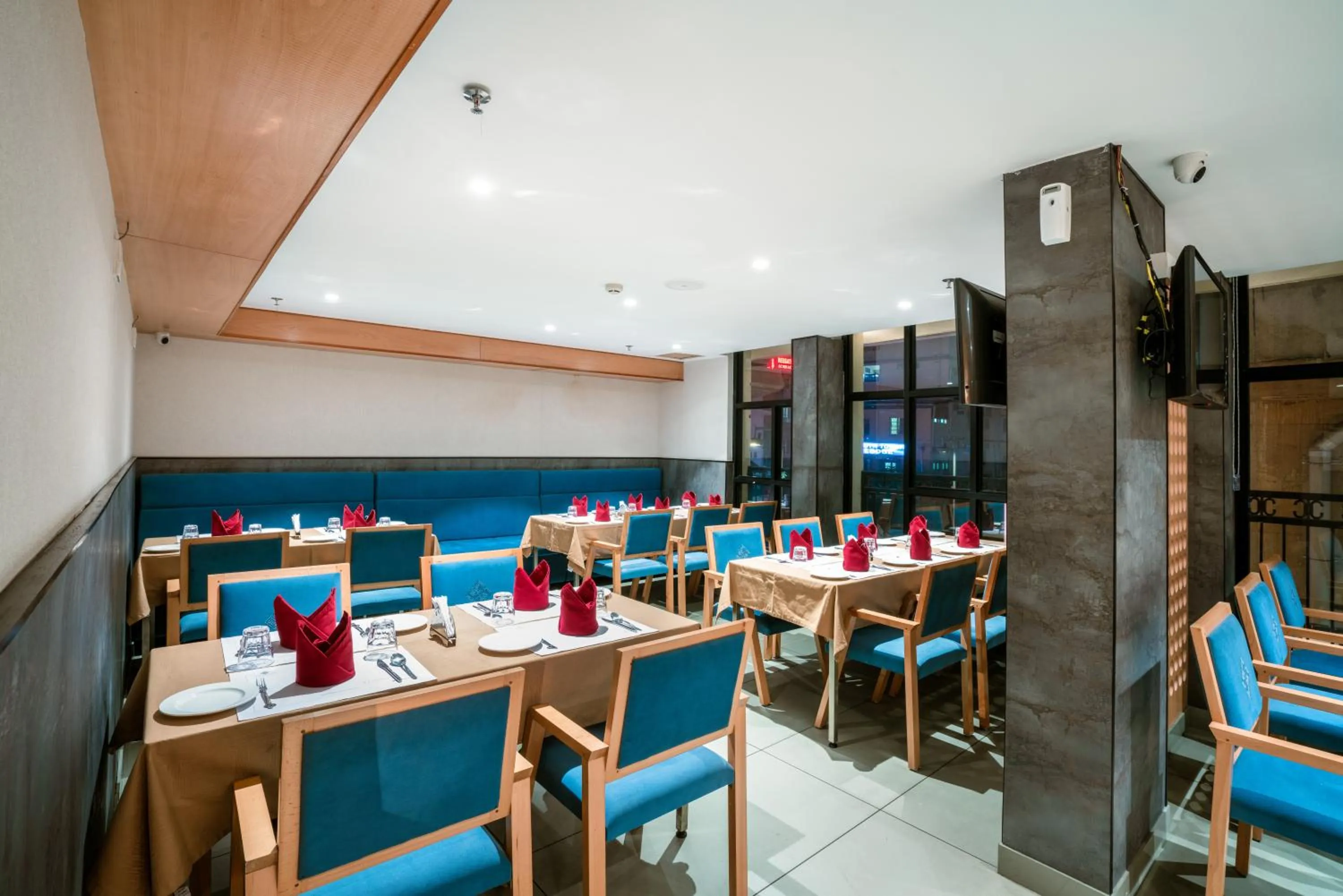 Restaurant/places to eat in Townbridge Hotels & Suites