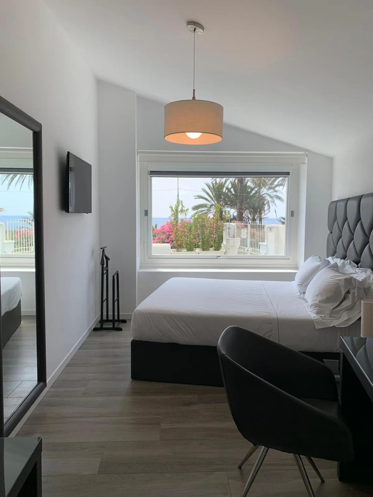 Bedroom, Bed in Miramare The Palace Resort