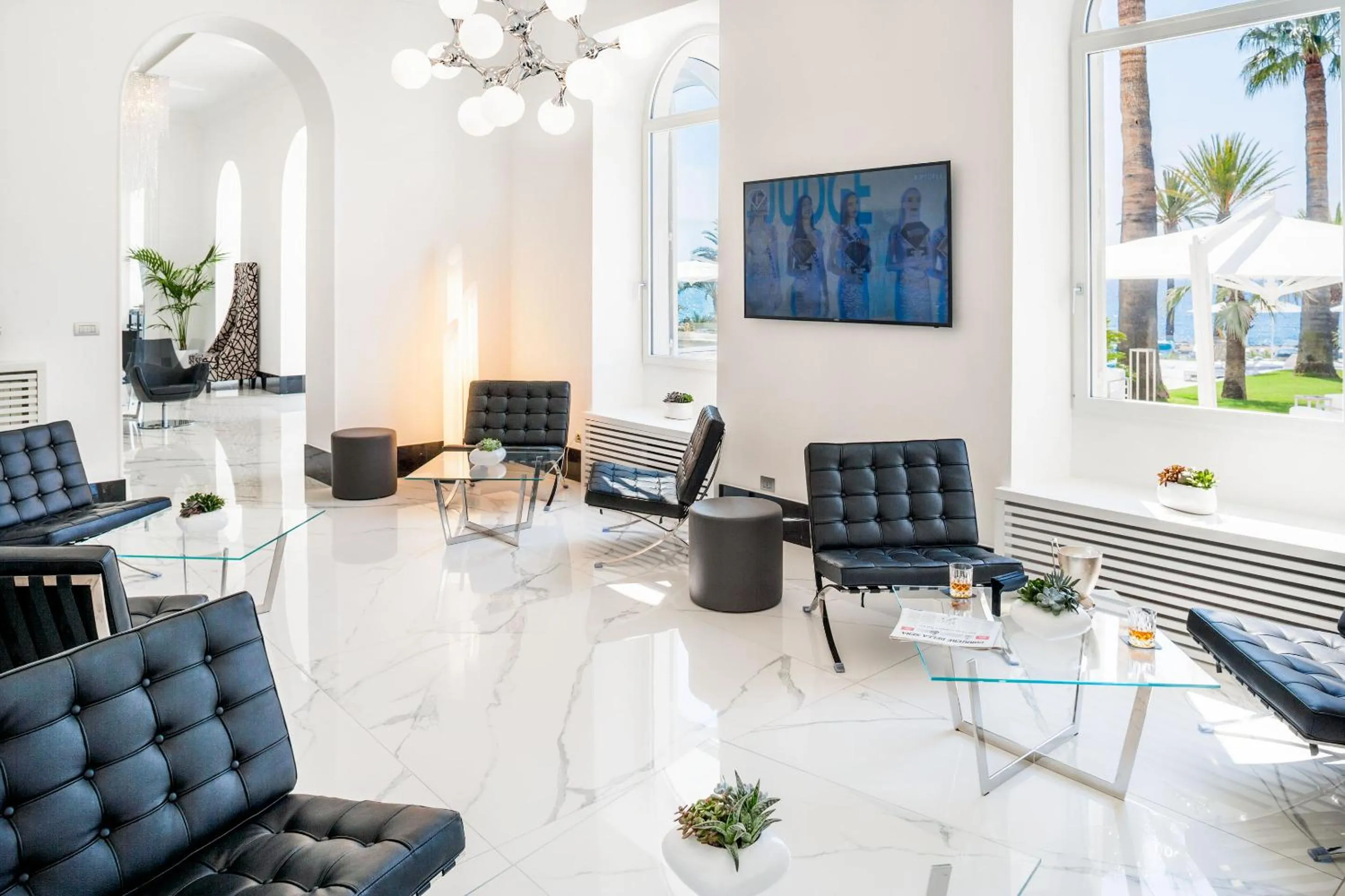 Communal lounge/ TV room in Miramare The Palace Resort