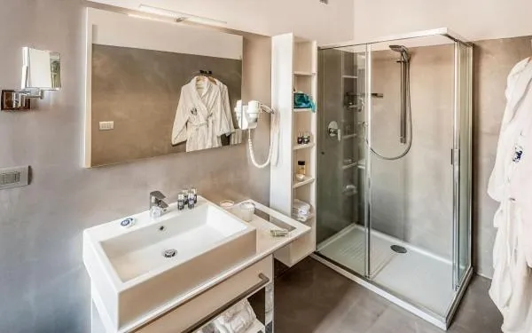 Shower in Miramare The Palace Resort