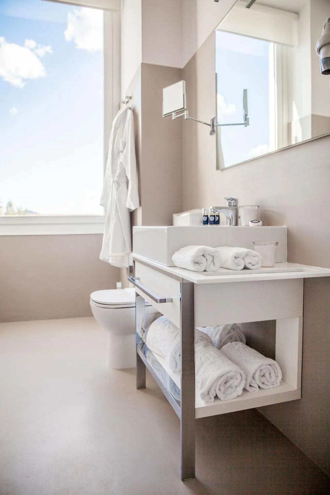 Toilet in Miramare The Palace Resort