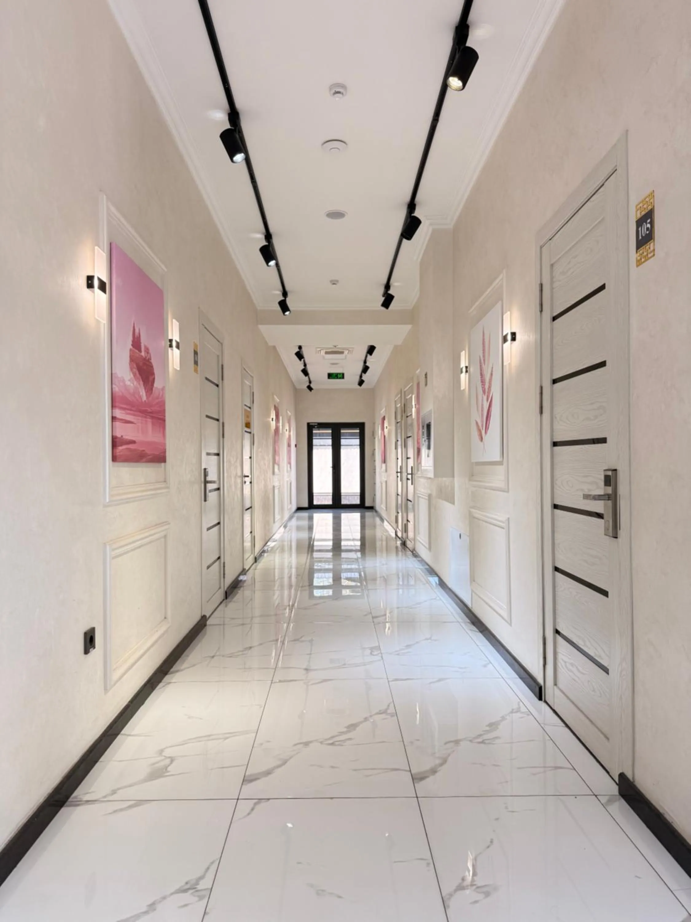 Communal lounge/ TV room in Porto Bello Hotel