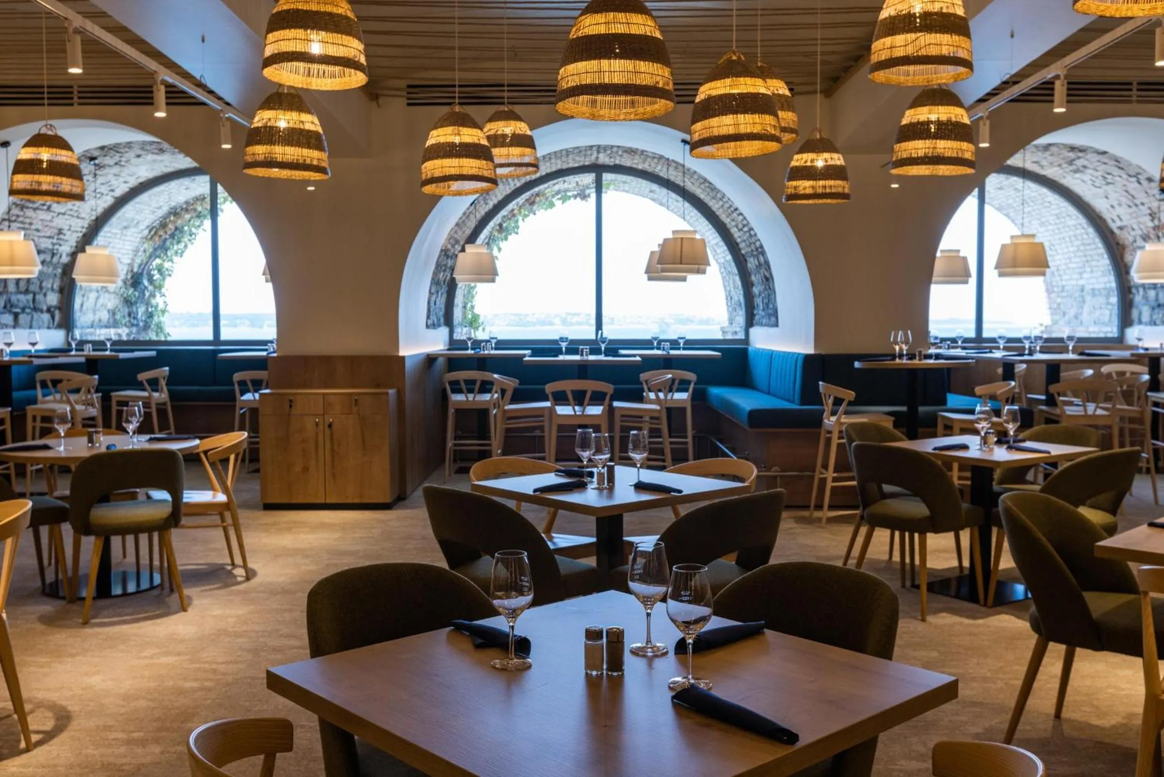 Restaurant/places to eat in Hotel Vile Park Premium