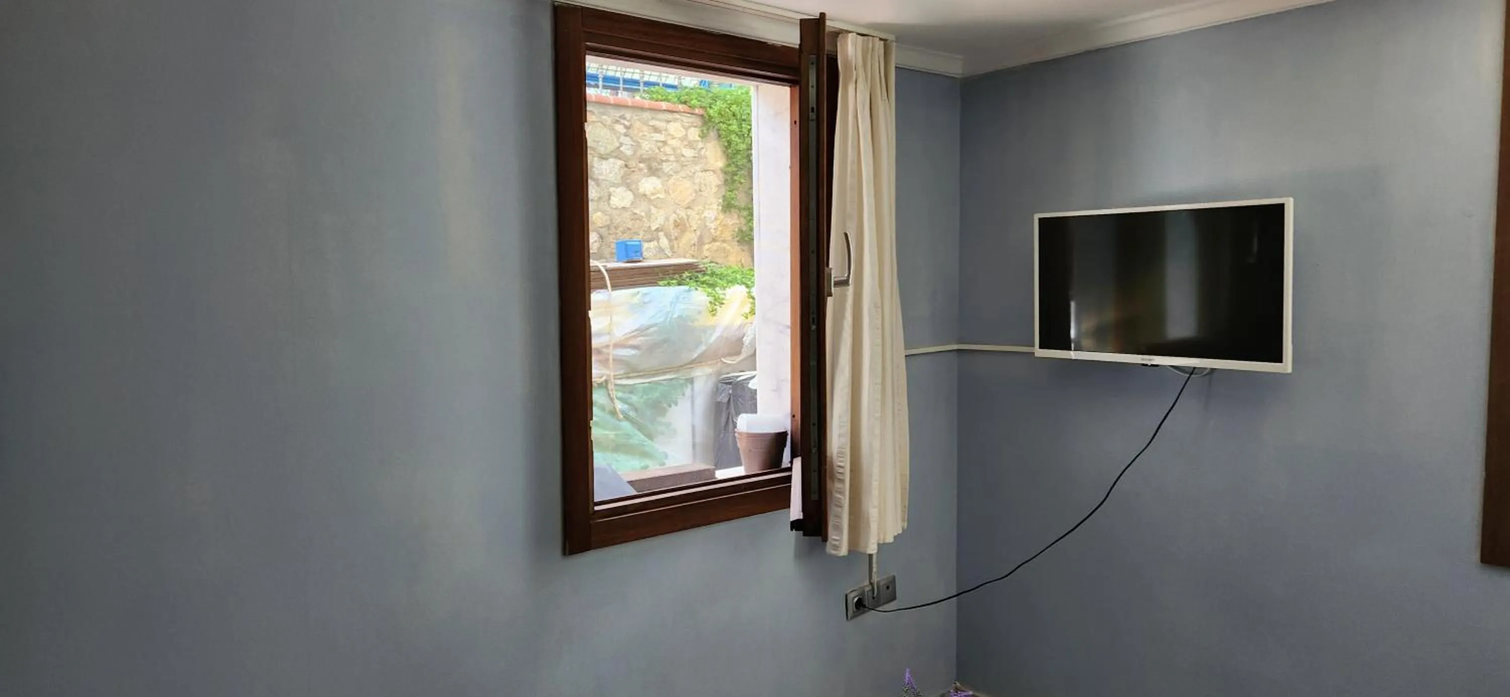 Communal lounge/ TV room in Stone House Hotel