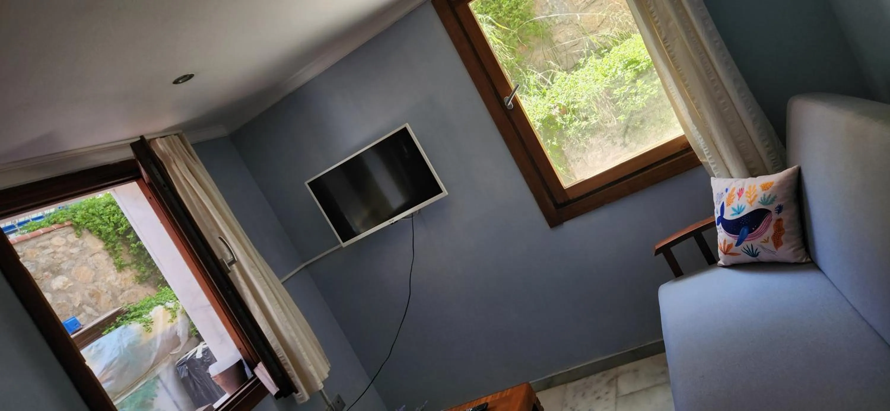 Communal lounge/ TV room in Stone House Hotel