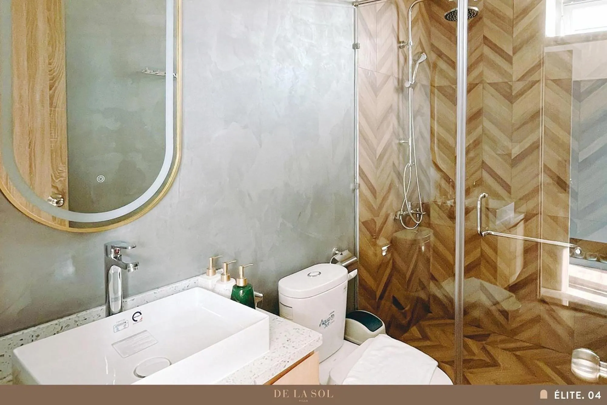 Bathroom in De La Sol Villa Dalat