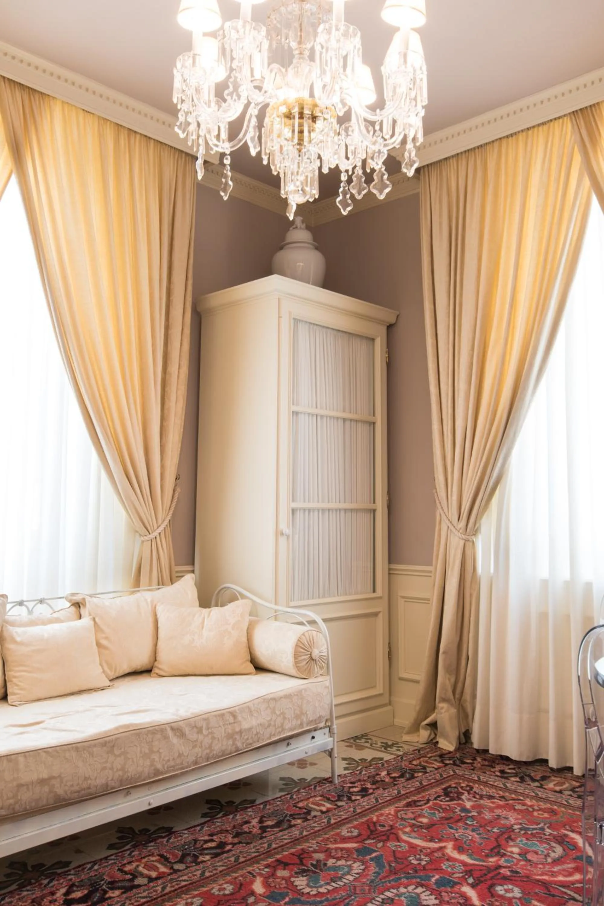 Decorative detail, Bed in Villa Le Magnolie