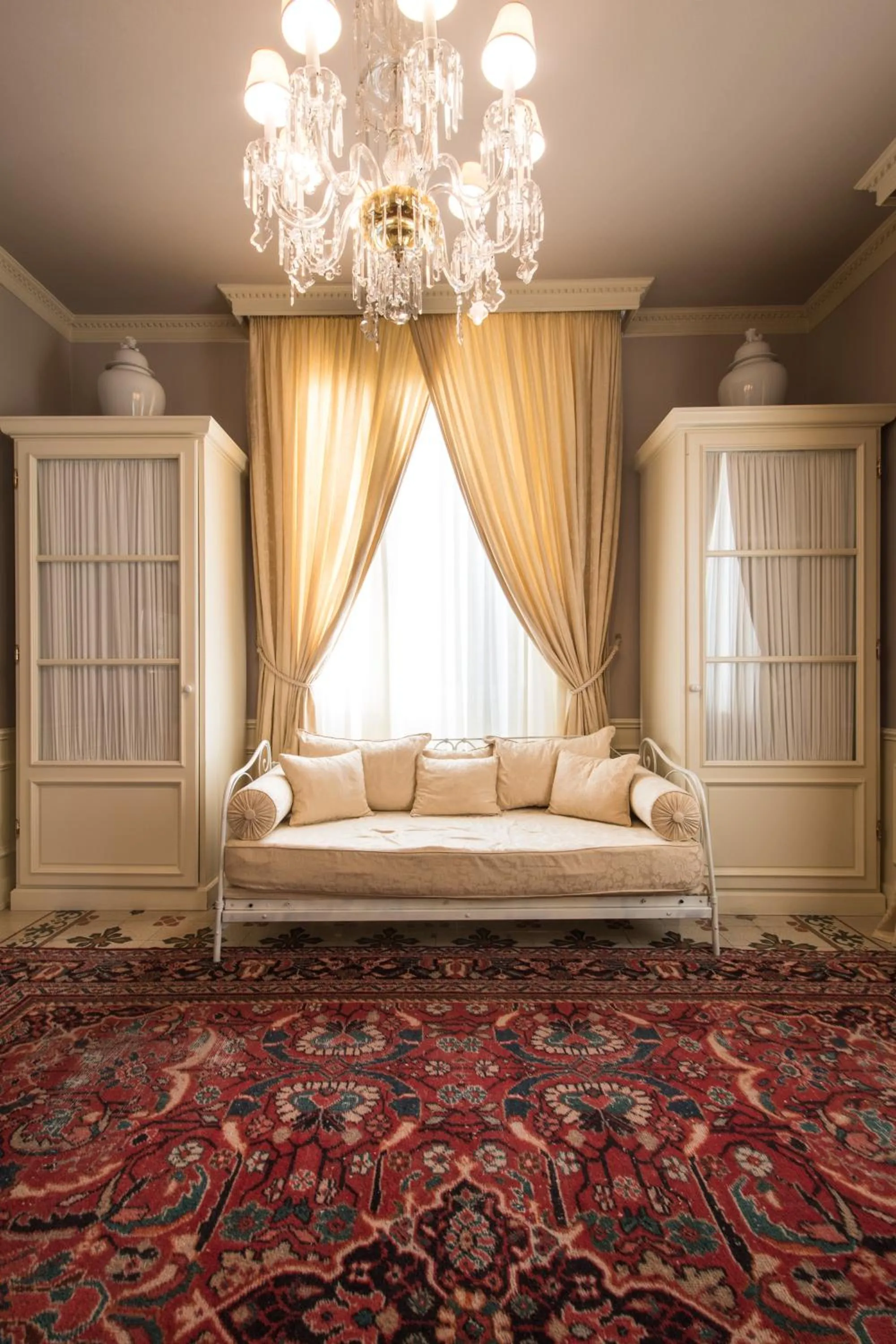 Decorative detail, Bed in Villa Le Magnolie