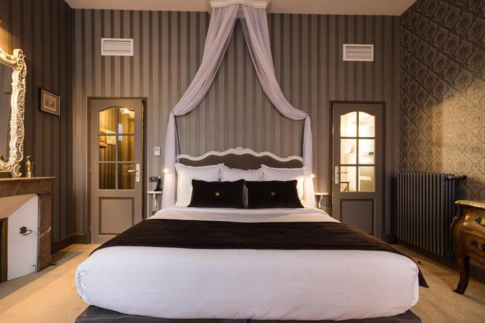 Photo of the whole room, Bed in LE PETIT MANOIR