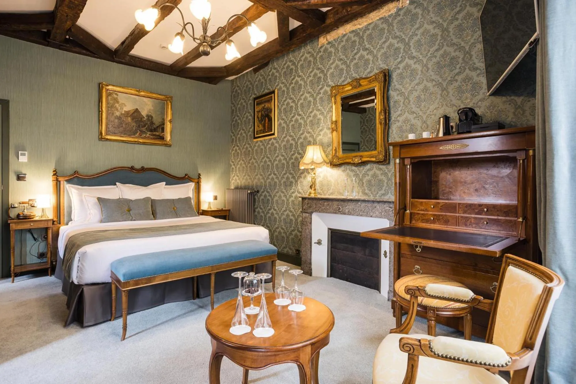 Living room, Bed in LE PETIT MANOIR