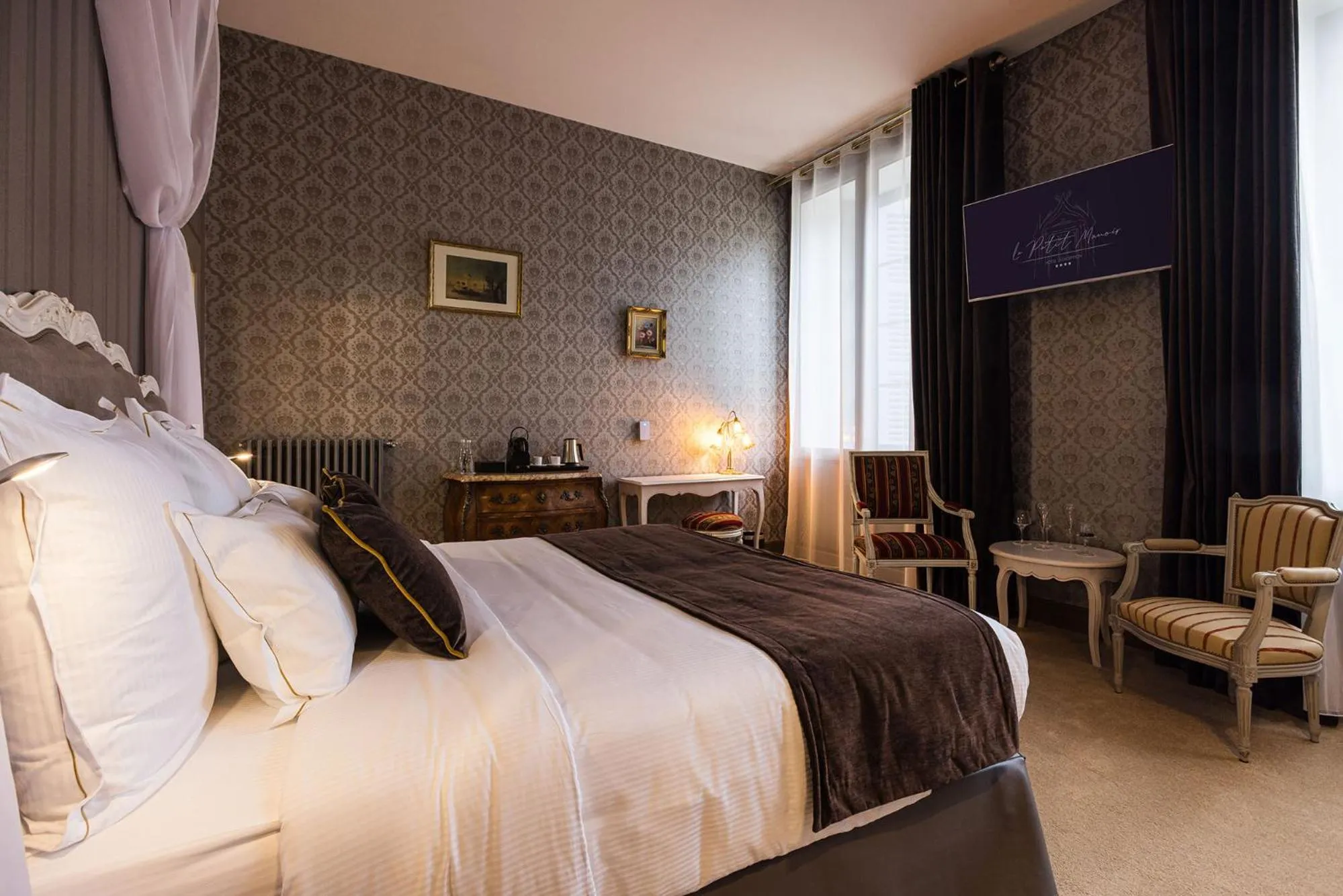 Photo of the whole room, Bed in LE PETIT MANOIR