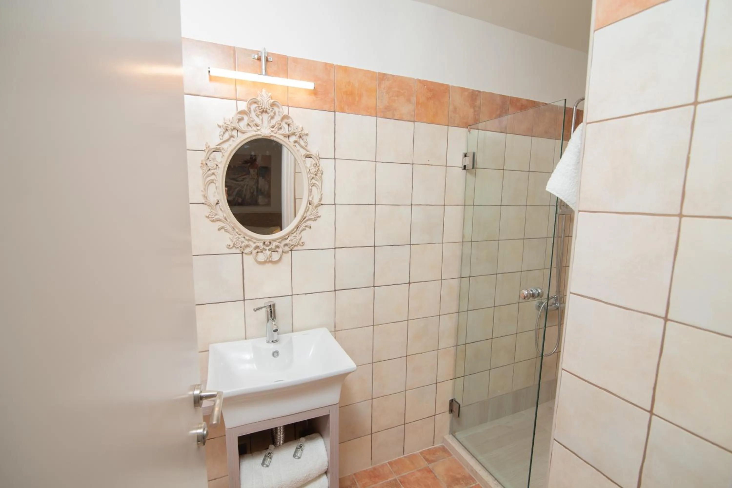 Bathroom in Tsaner Apartment and Rooms