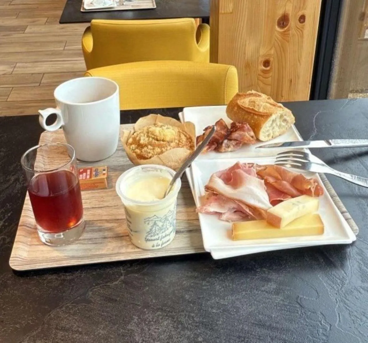 Breakfast in Hôtel Restaurant AKENA Molinges - La Brocatelle