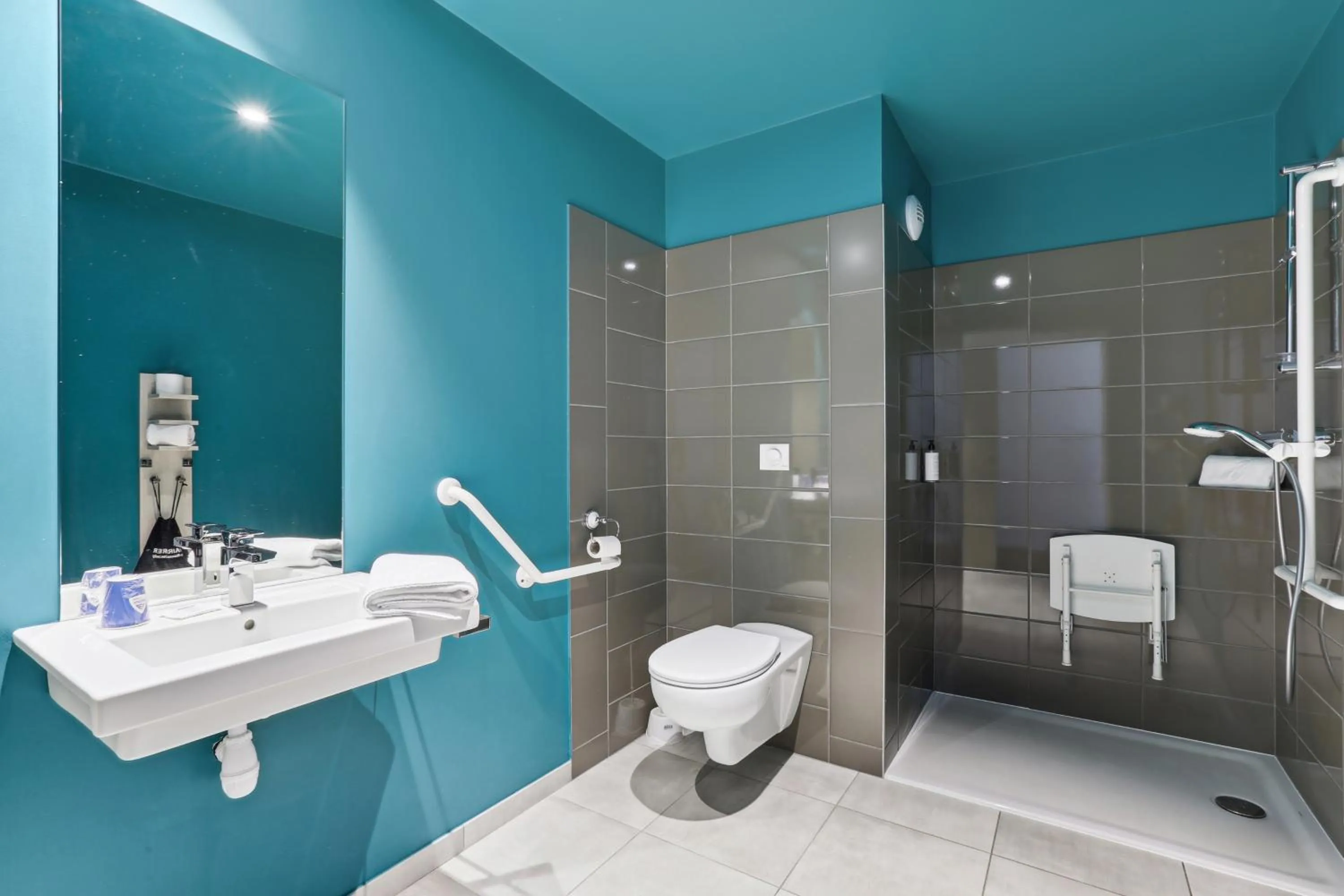 Shower in Hôtel Restaurant AKENA Molinges - La Brocatelle