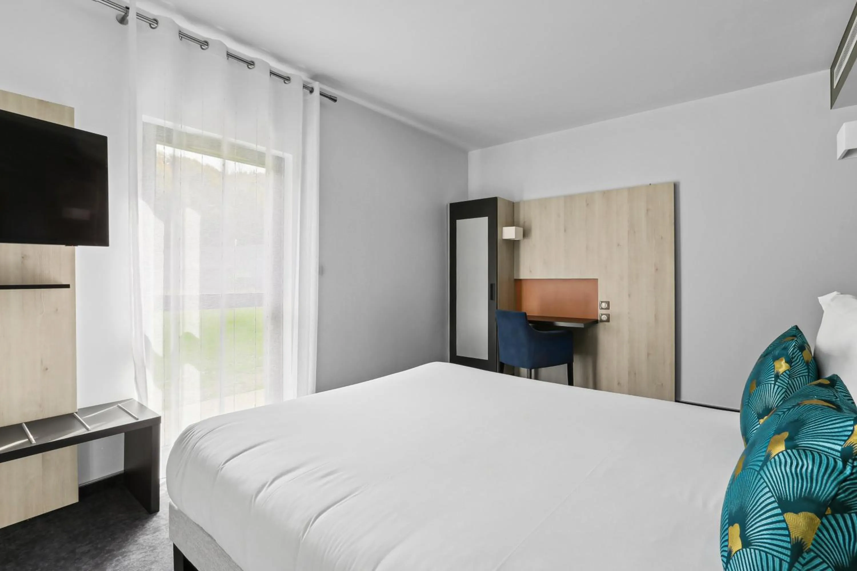 Bedroom, Bed in Hôtel Restaurant AKENA Molinges - La Brocatelle