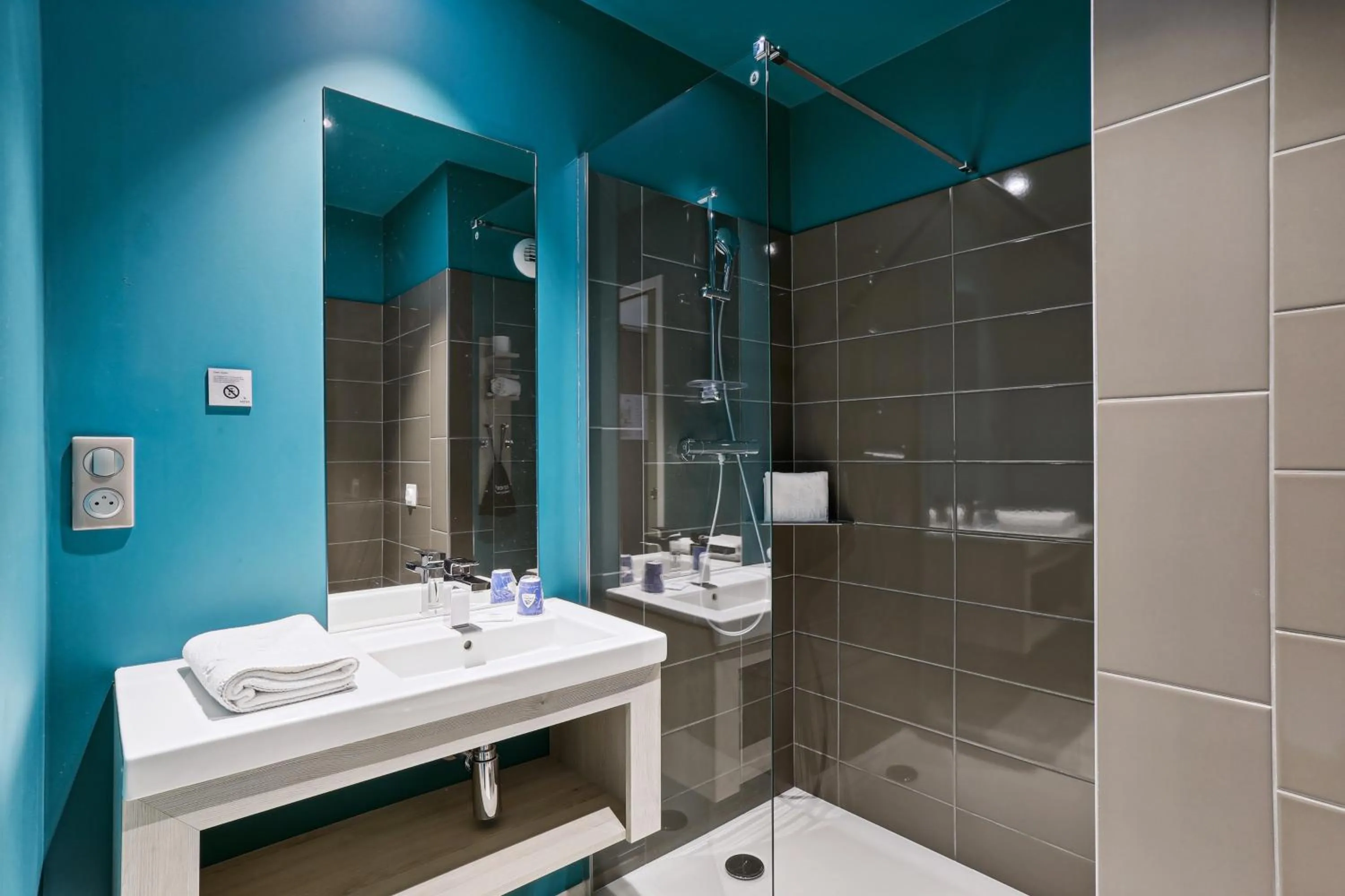 Shower in Hôtel Restaurant AKENA Molinges - La Brocatelle