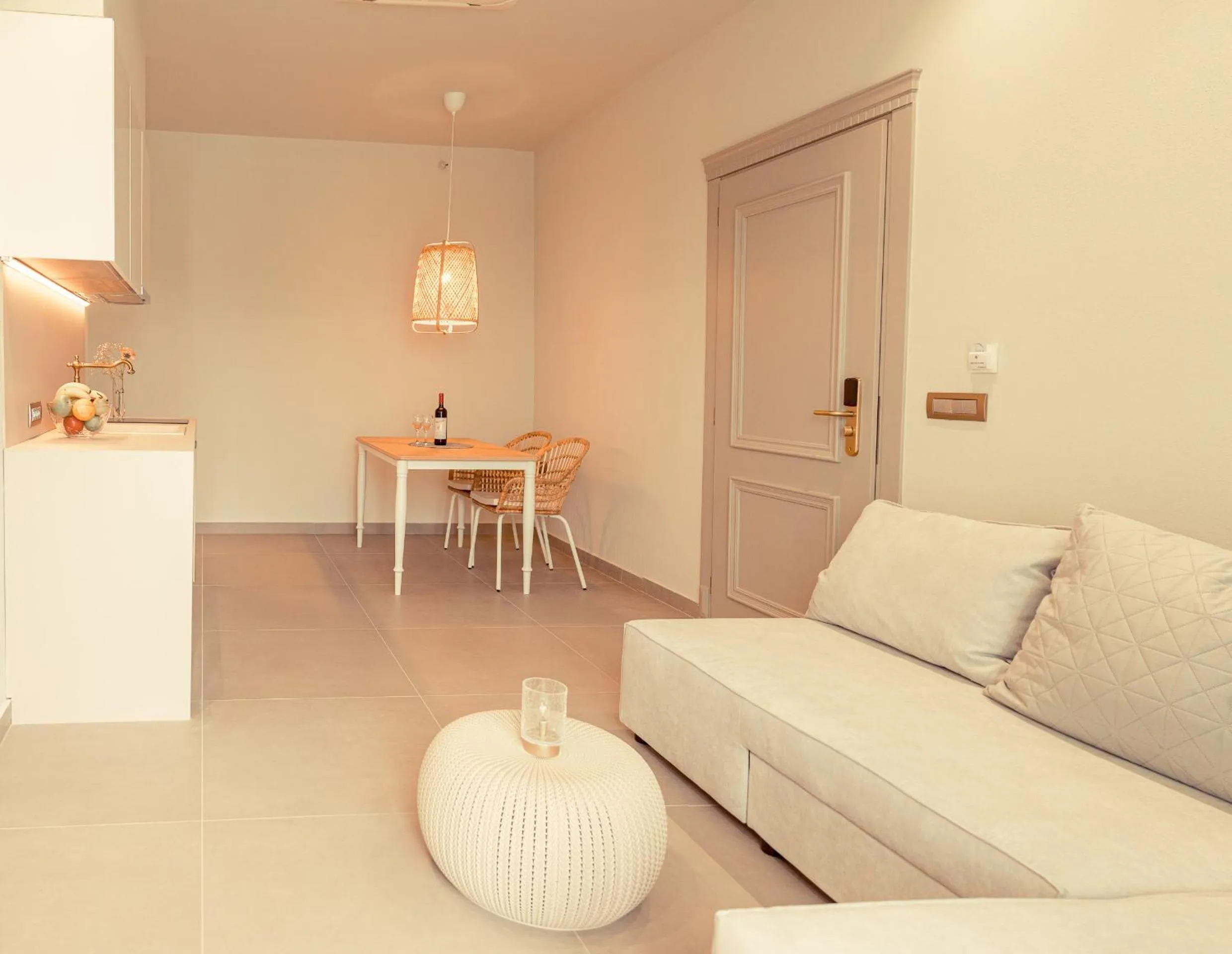 Kitchen or kitchenette in IO Luxury Pool & Hot Tub Suites