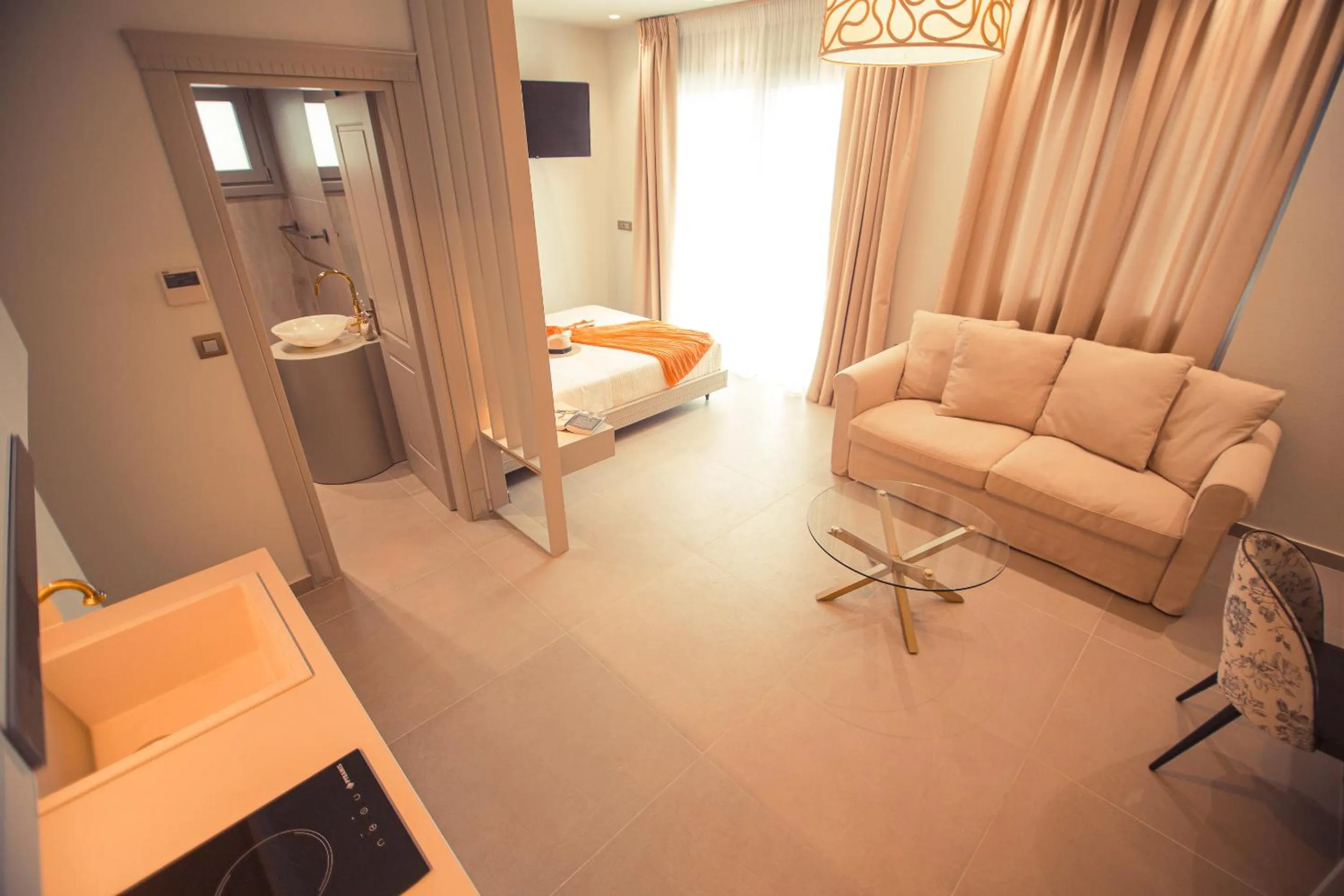 TV and multimedia in IO Luxury Pool & Hot Tub Suites