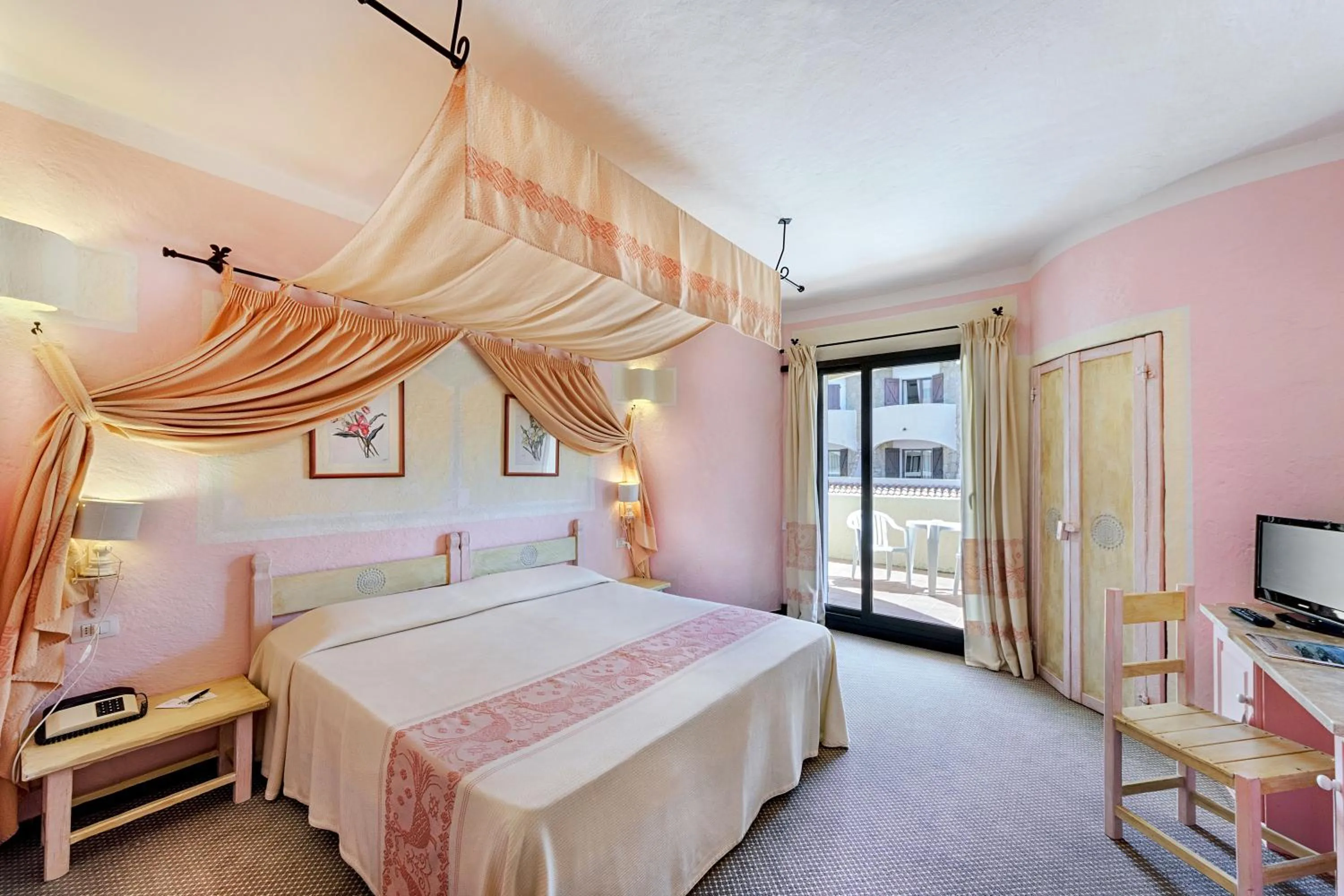 Bed in Grand Hotel Smeraldo Beach