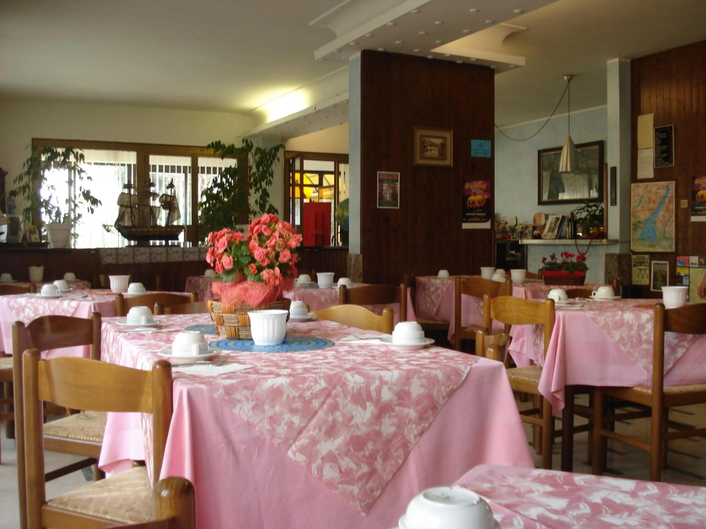 Restaurant/places to eat in Hotel Primavera