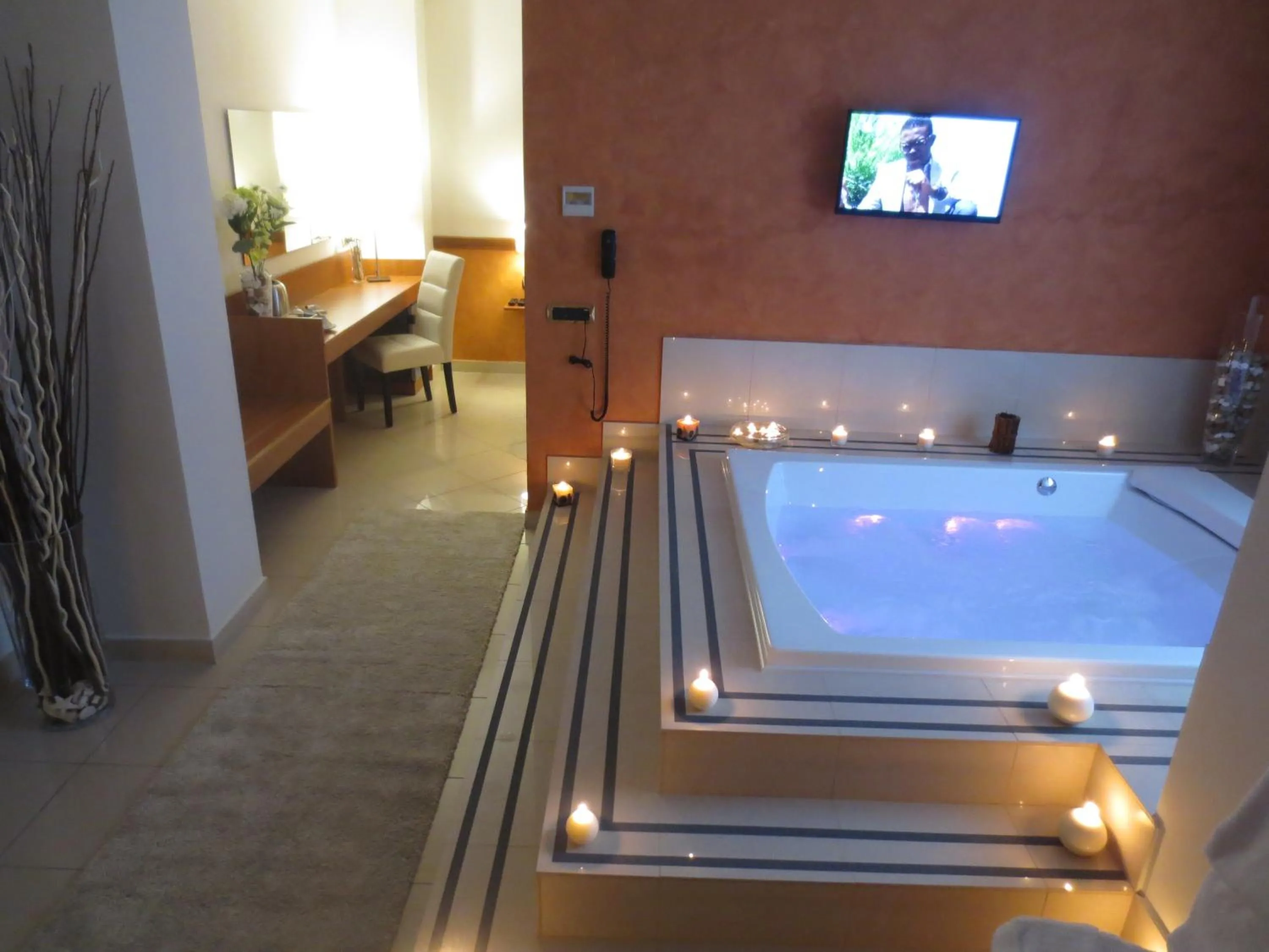 Hot Tub in Hotel Joyfull