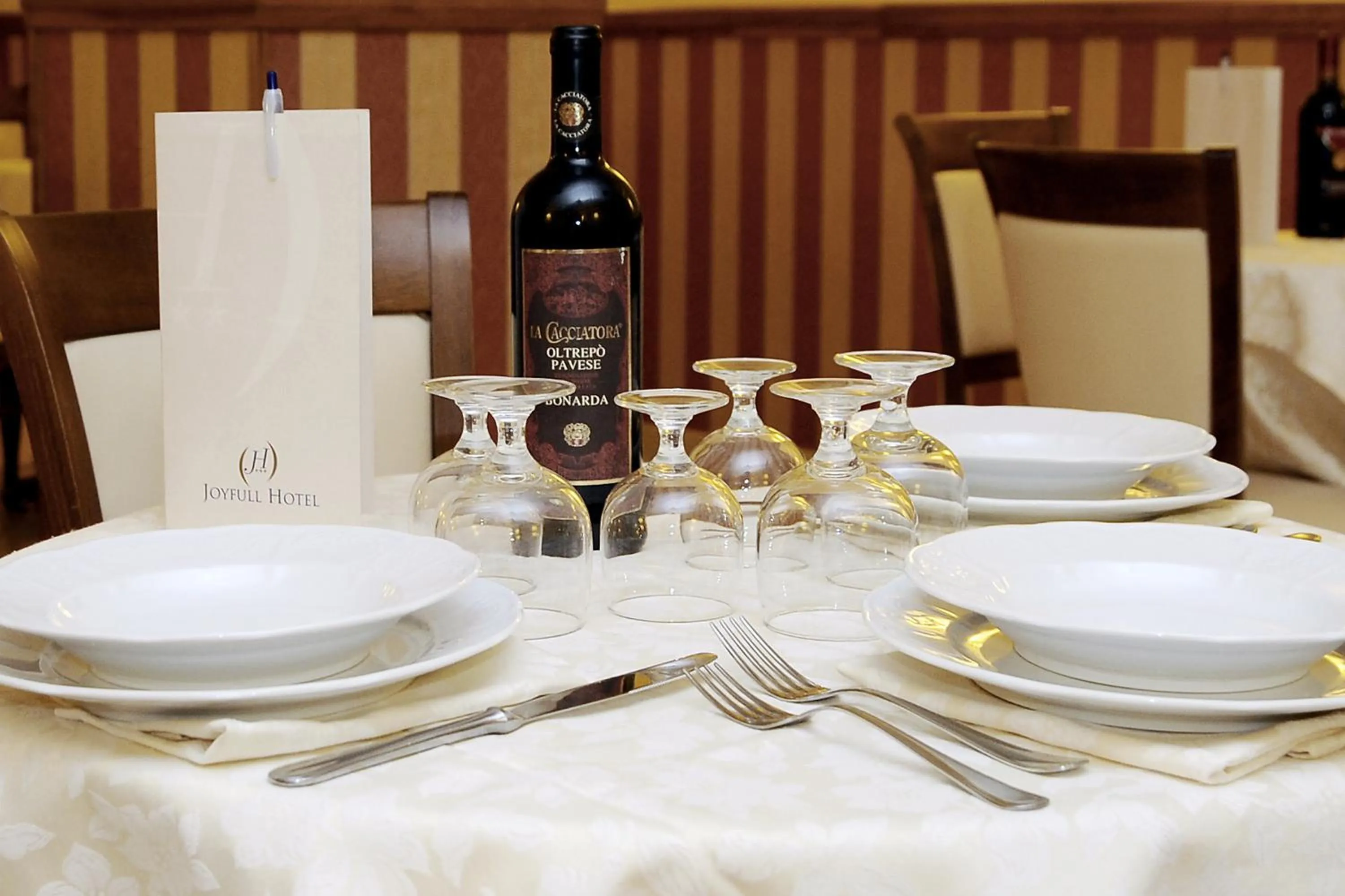 Restaurant/places to eat in Hotel Joyfull