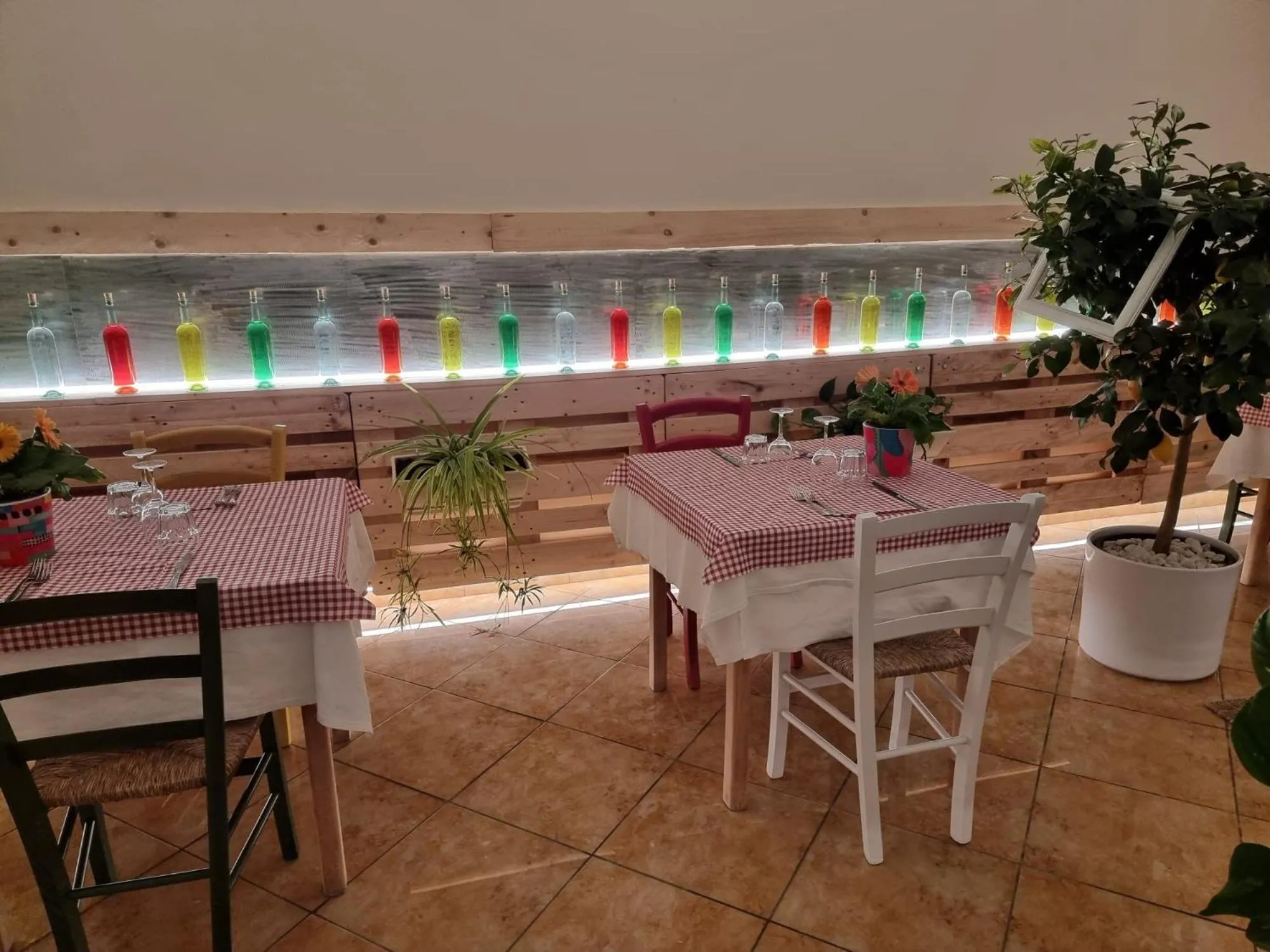 Restaurant/places to eat in Ranch Palace Hotel