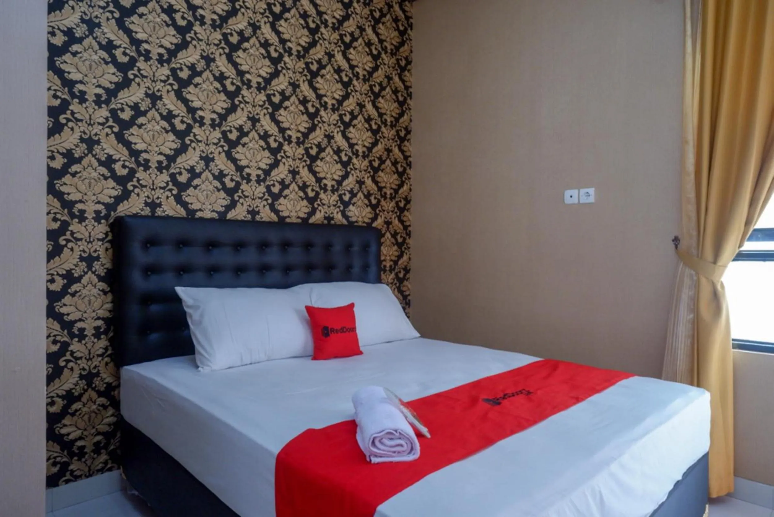 Bed in RedDoorz Syariah near Stasiun Gumilir Cilacap