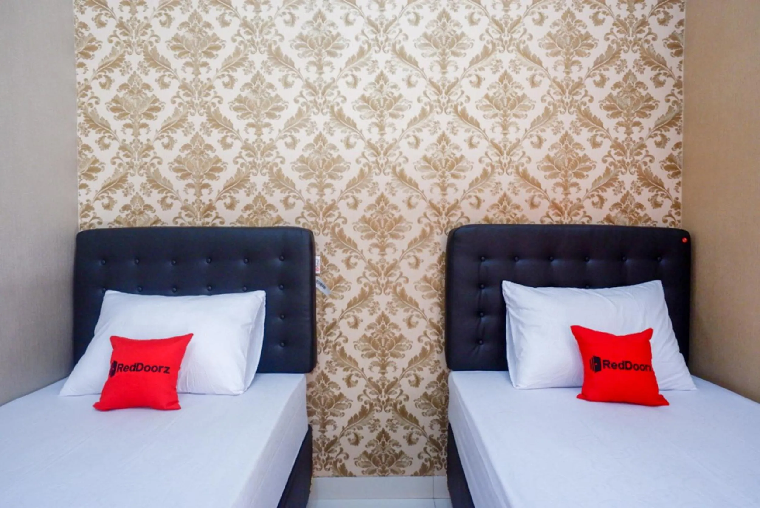 Bed in RedDoorz Syariah near Stasiun Gumilir Cilacap