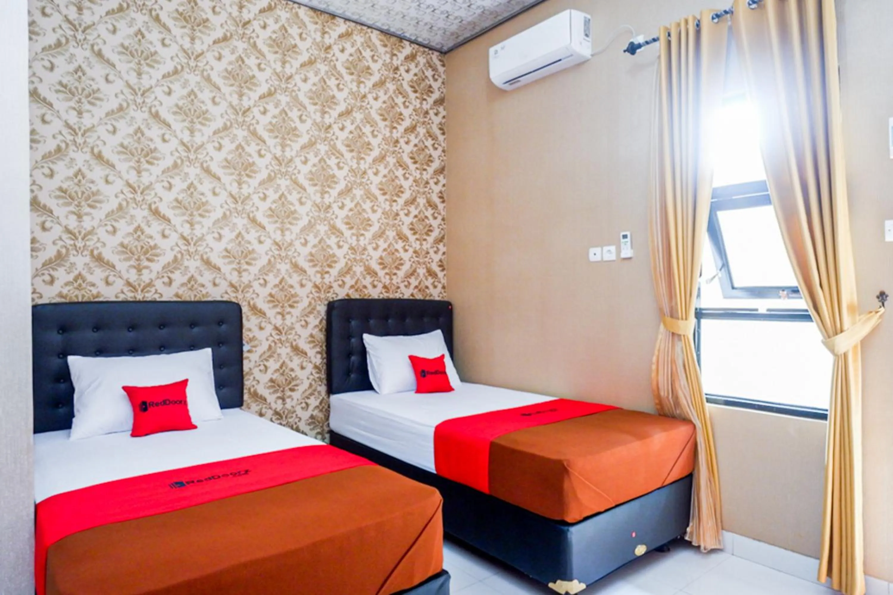 Bedroom, Bed in RedDoorz Syariah near Stasiun Gumilir Cilacap